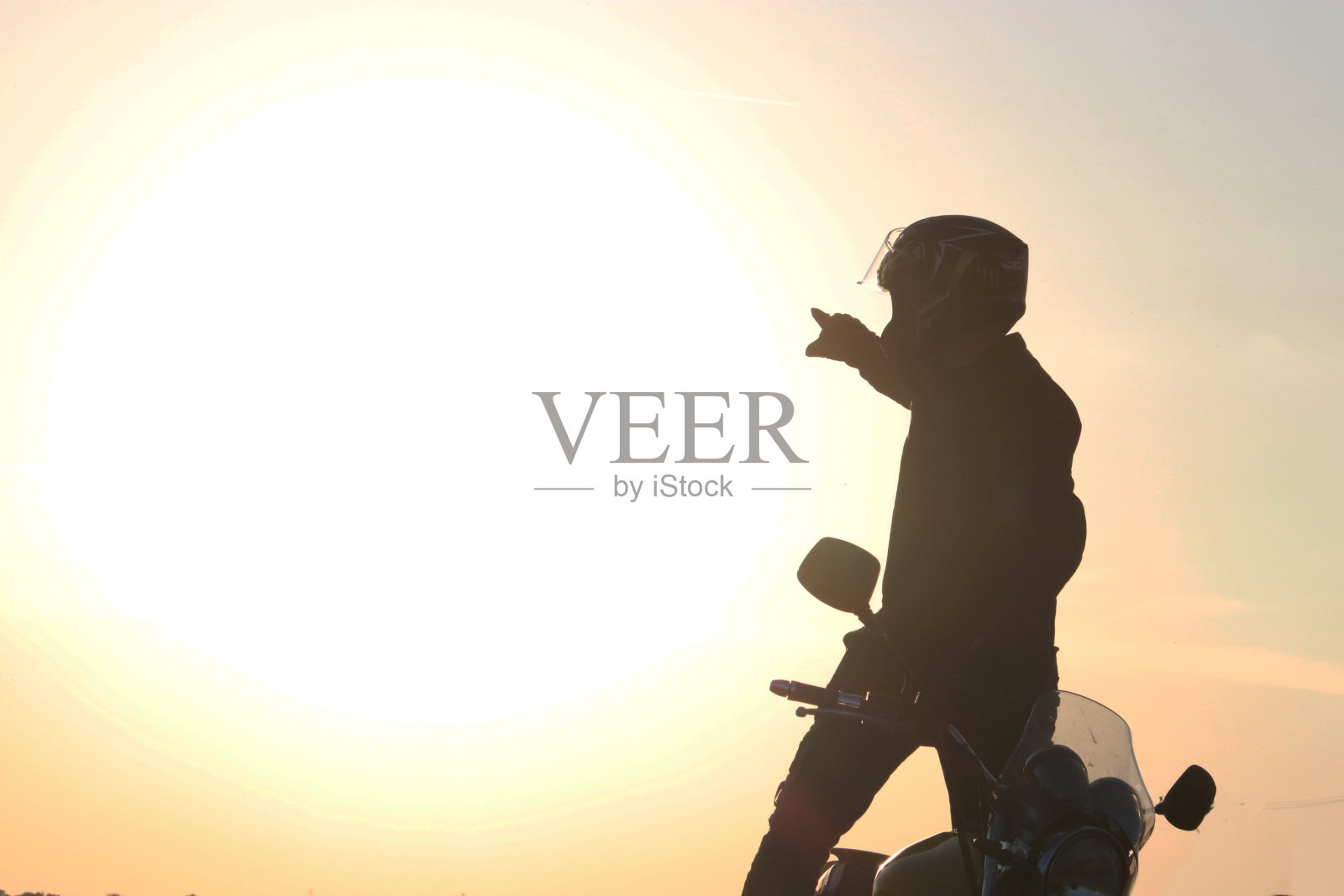 骑摩托车的年轻人照片摄影图片