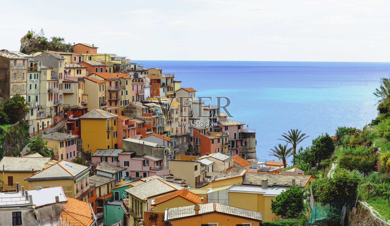 意大利五渔村马纳罗拉五彩缤纷的悬崖边房子照片摄影图片