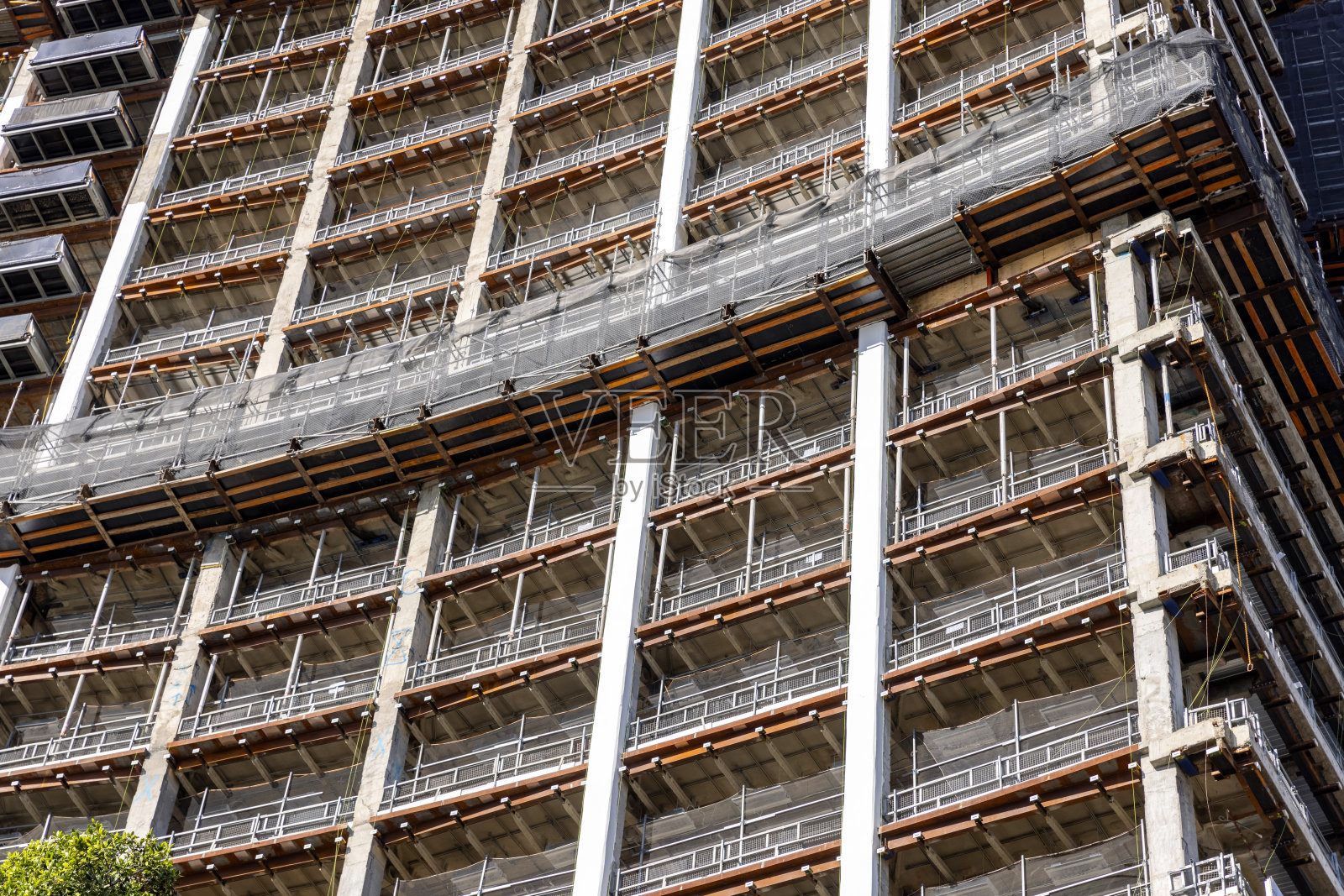 城市摩天楼的特写建筑，背景有复制空间照片摄影图片