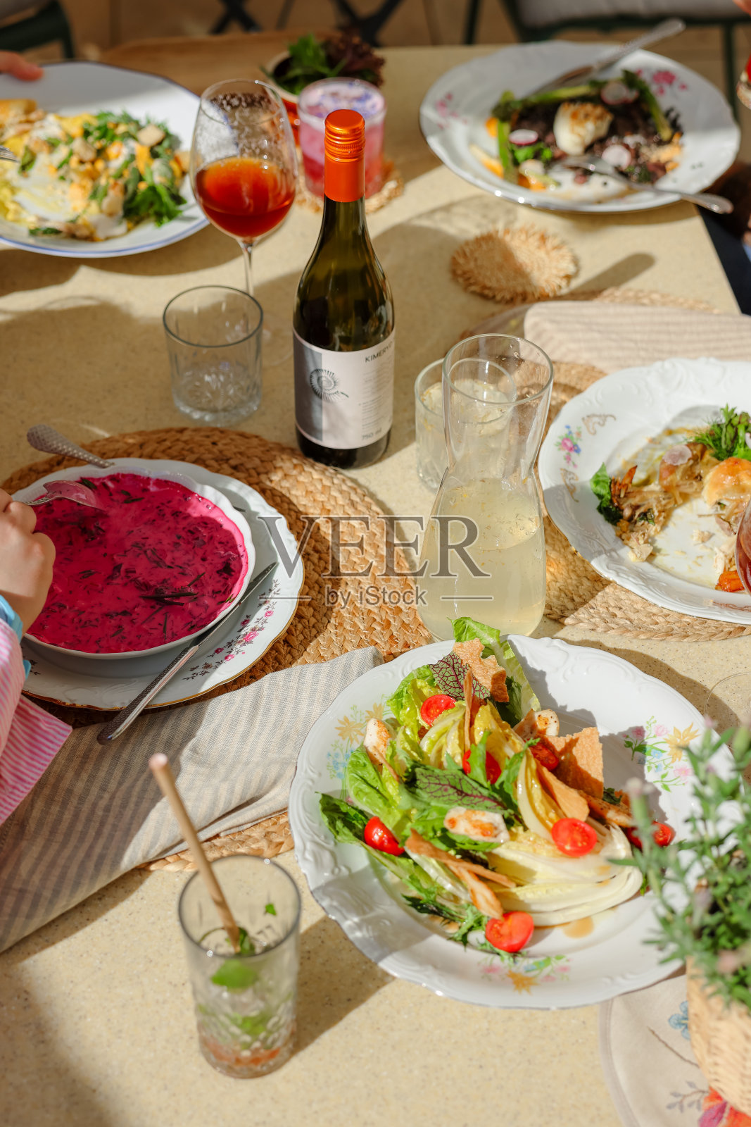 与朋友在餐厅享用美食照片摄影图片