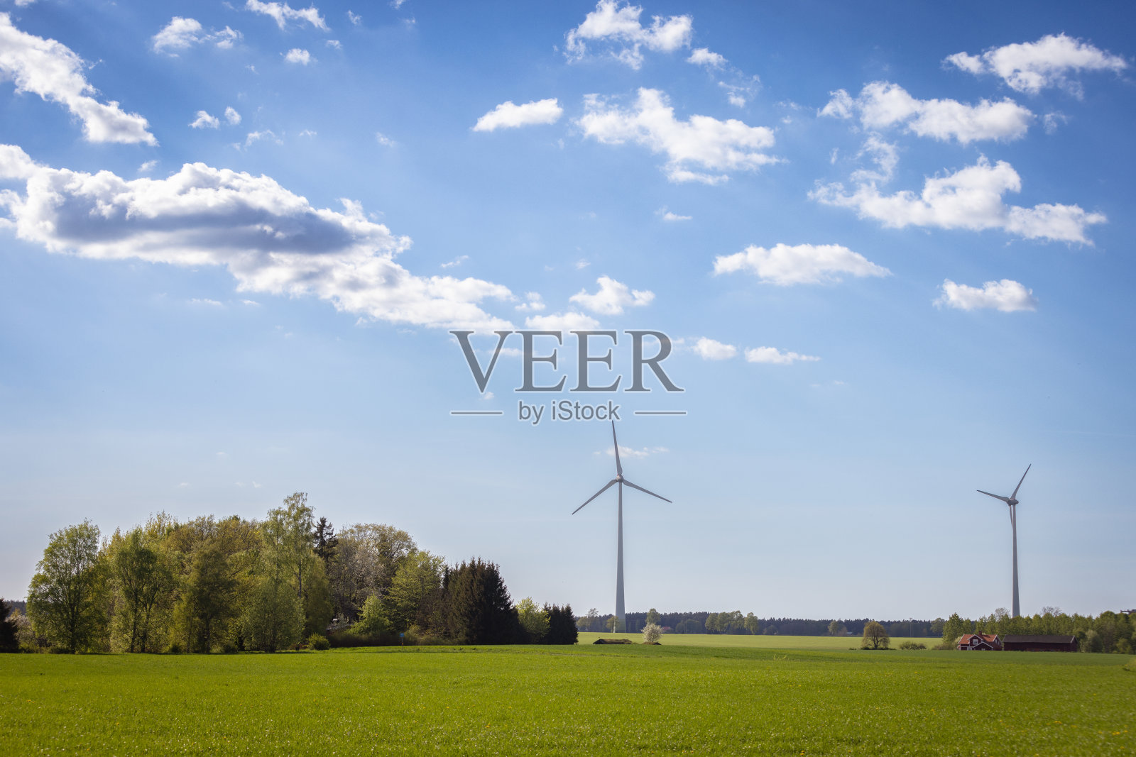 日落时田野里的风力涡轮机照片摄影图片