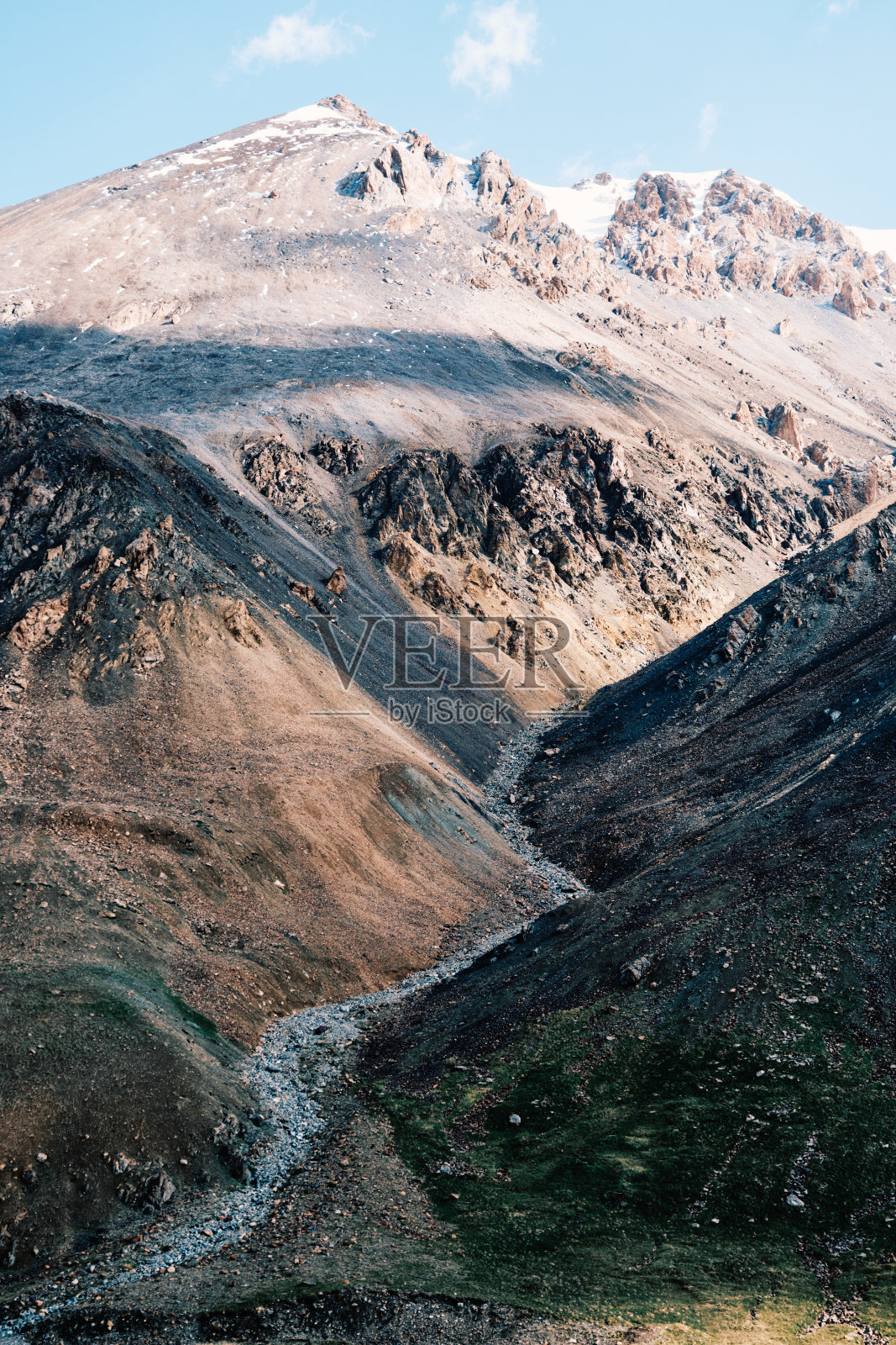 吉尔吉斯斯坦天山Barskoon山口的山峰照片摄影图片