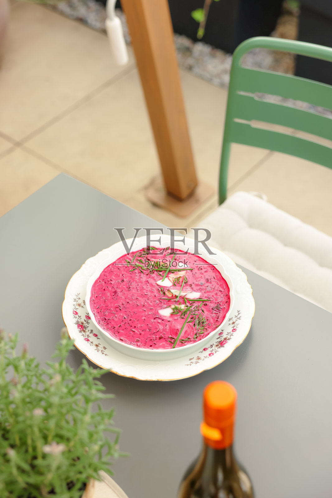 清凉的凉汤在阳光餐厅露台照片摄影图片