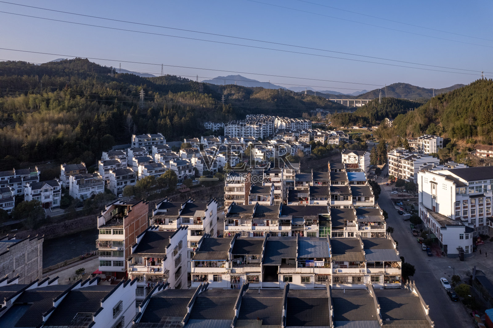 黄昏时小镇建筑和森林的航拍照片照片摄影图片