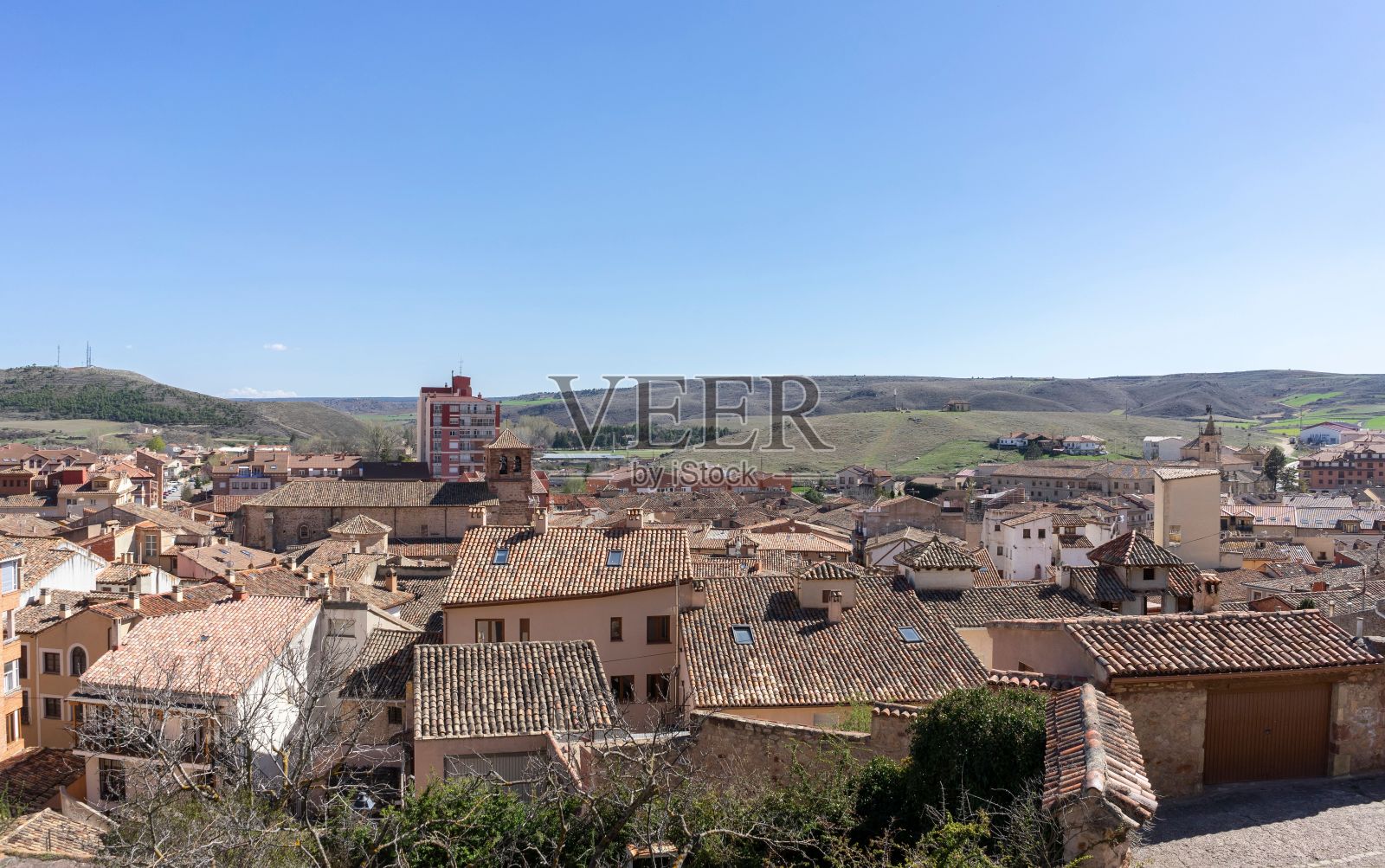 从绿色草地的城堡俯瞰中世纪村庄莫利纳德阿拉贡的全景照片摄影图片