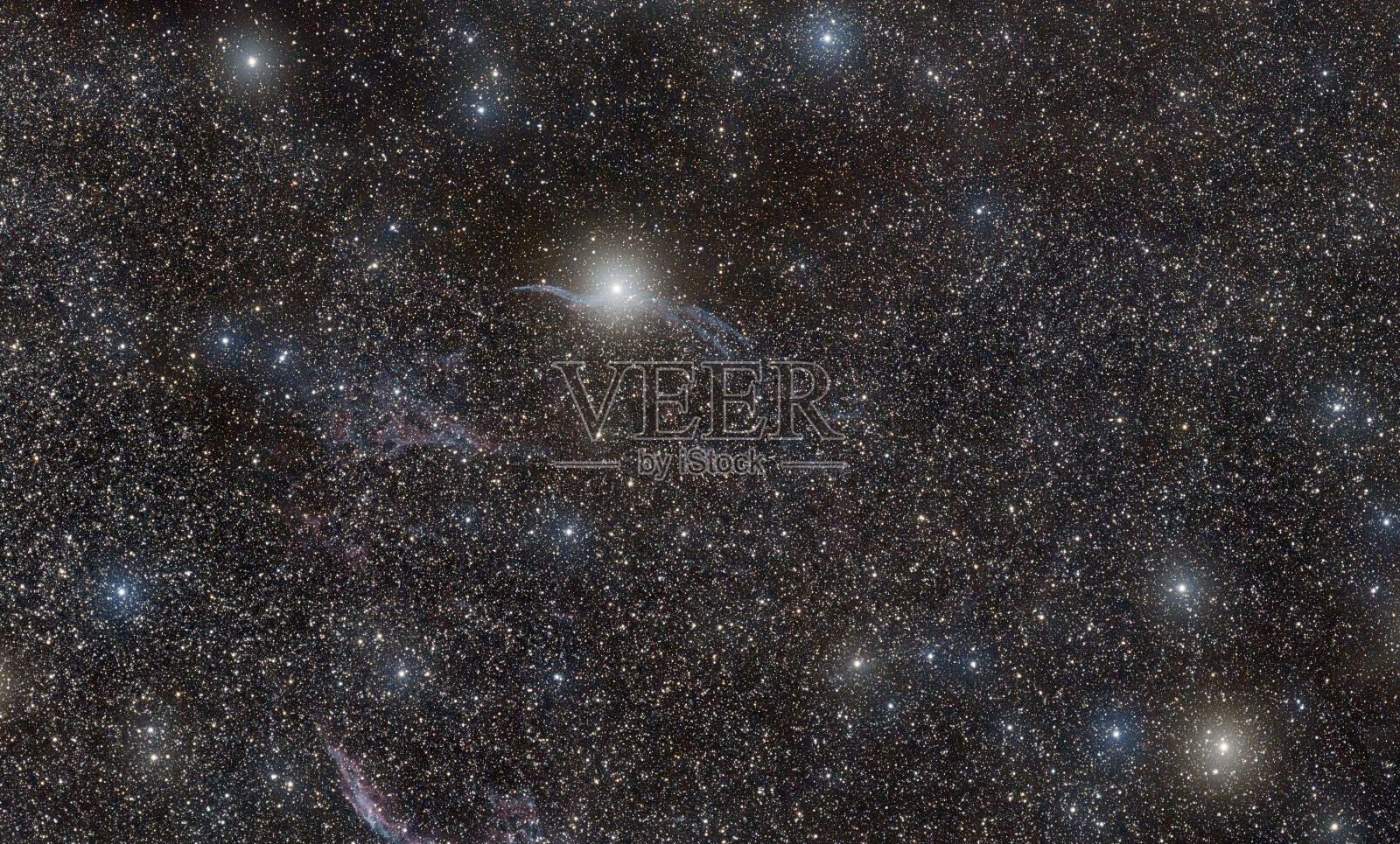 天鹅座的面纱星云NGC6960星光灿烂的夜空照片摄影图片