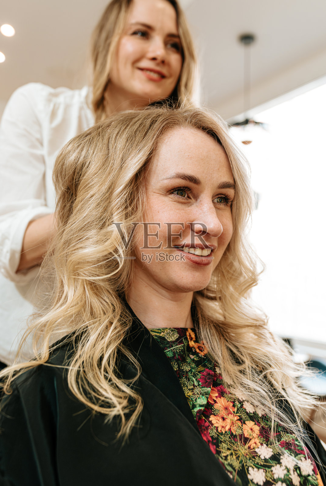 美发师在沙龙为客户做头发照片摄影图片