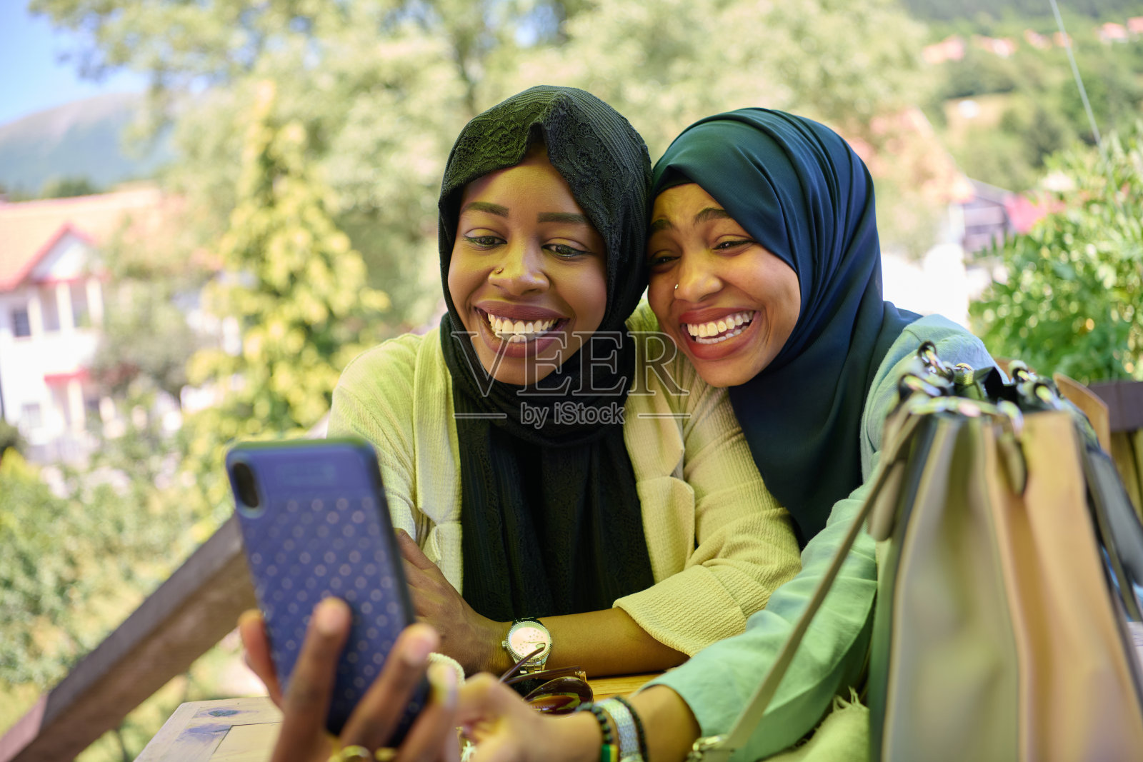 中东穆斯林妇女在宁静的环境中自拍照片摄影图片