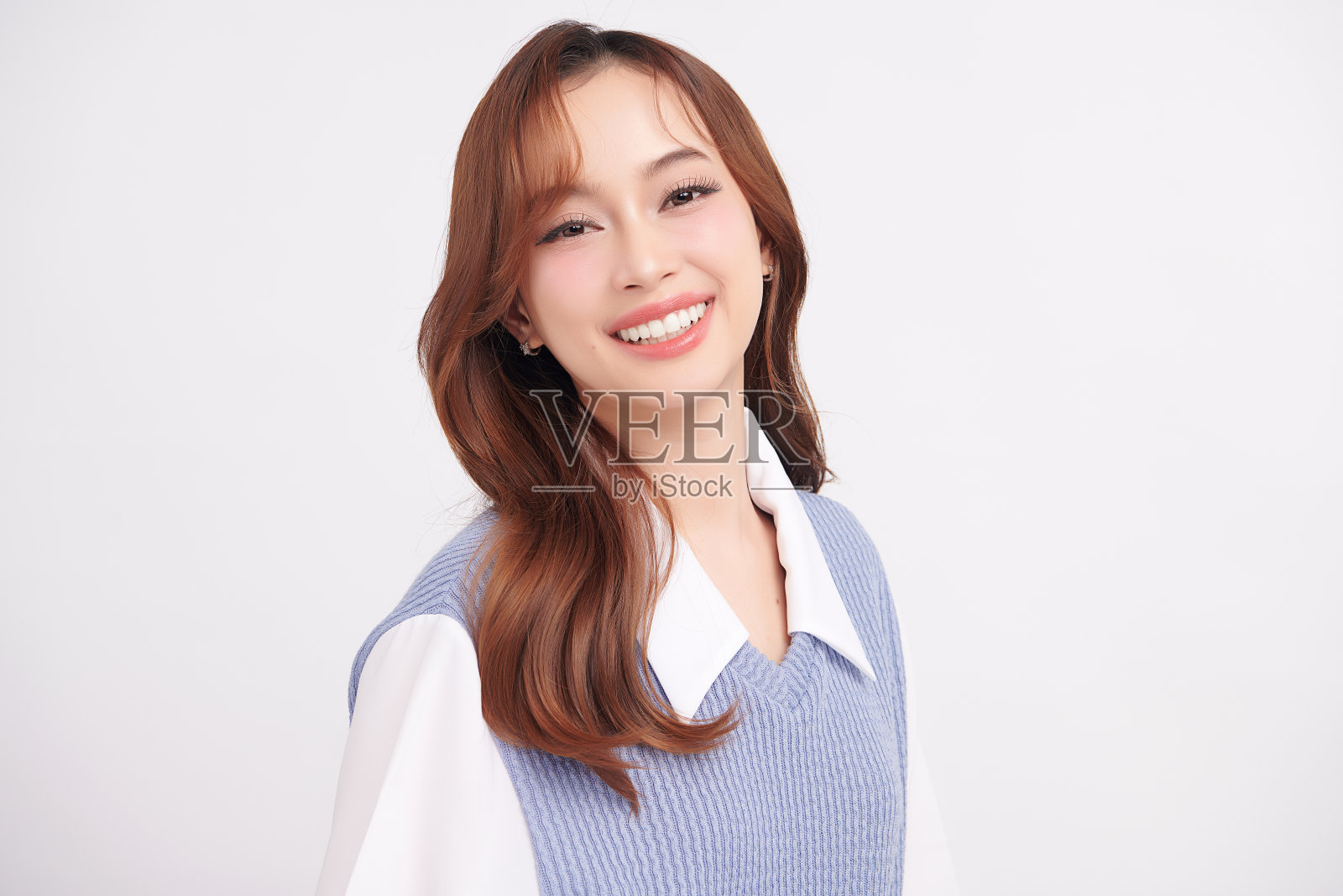 美丽年轻的亚洲女性，干净清新的皮肤在白色的背景，面部护理，面部护理，美容，美容和水疗，亚洲女性肖像。照片摄影图片