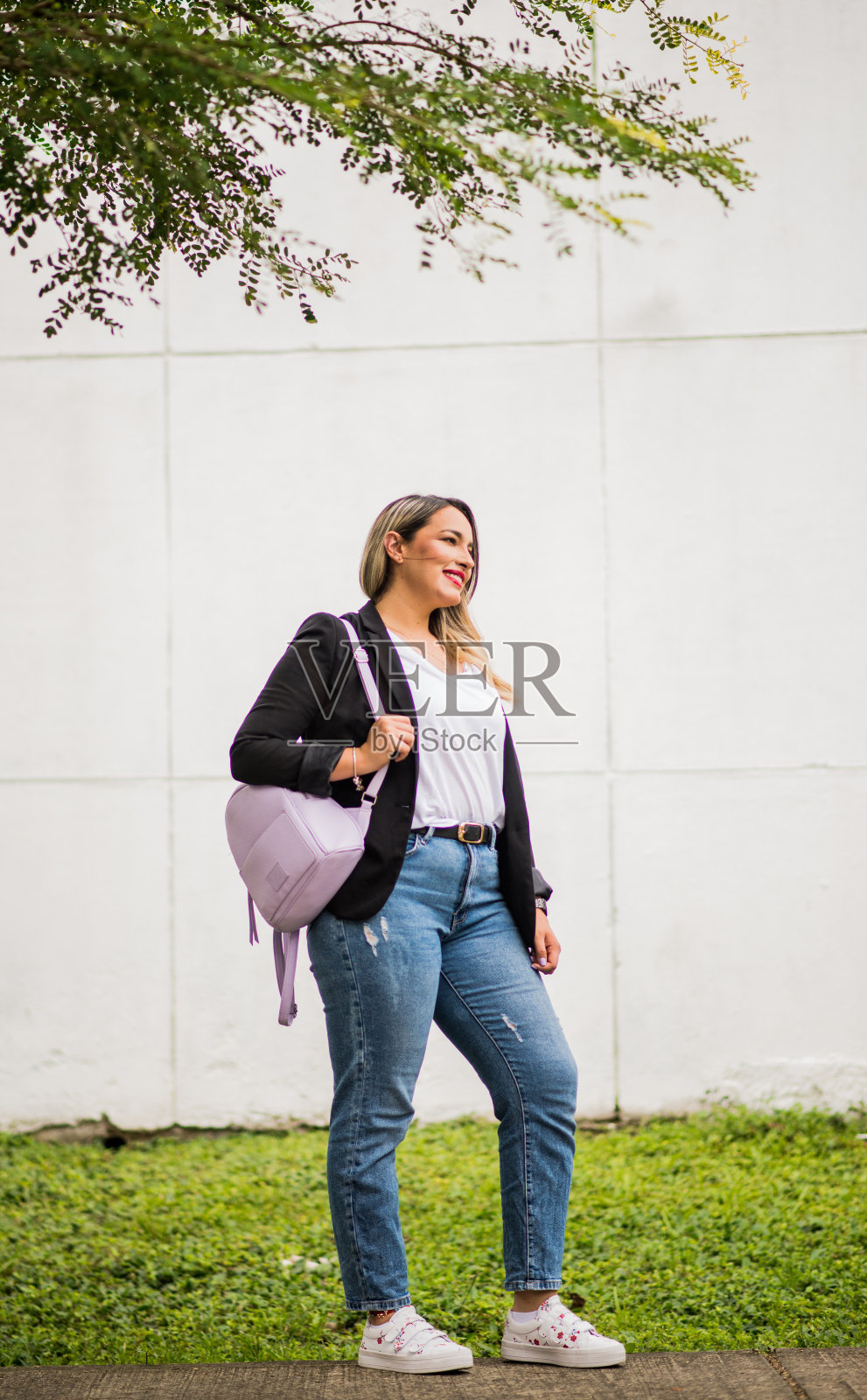 年轻的拉丁裔女子在户外散步照片摄影图片