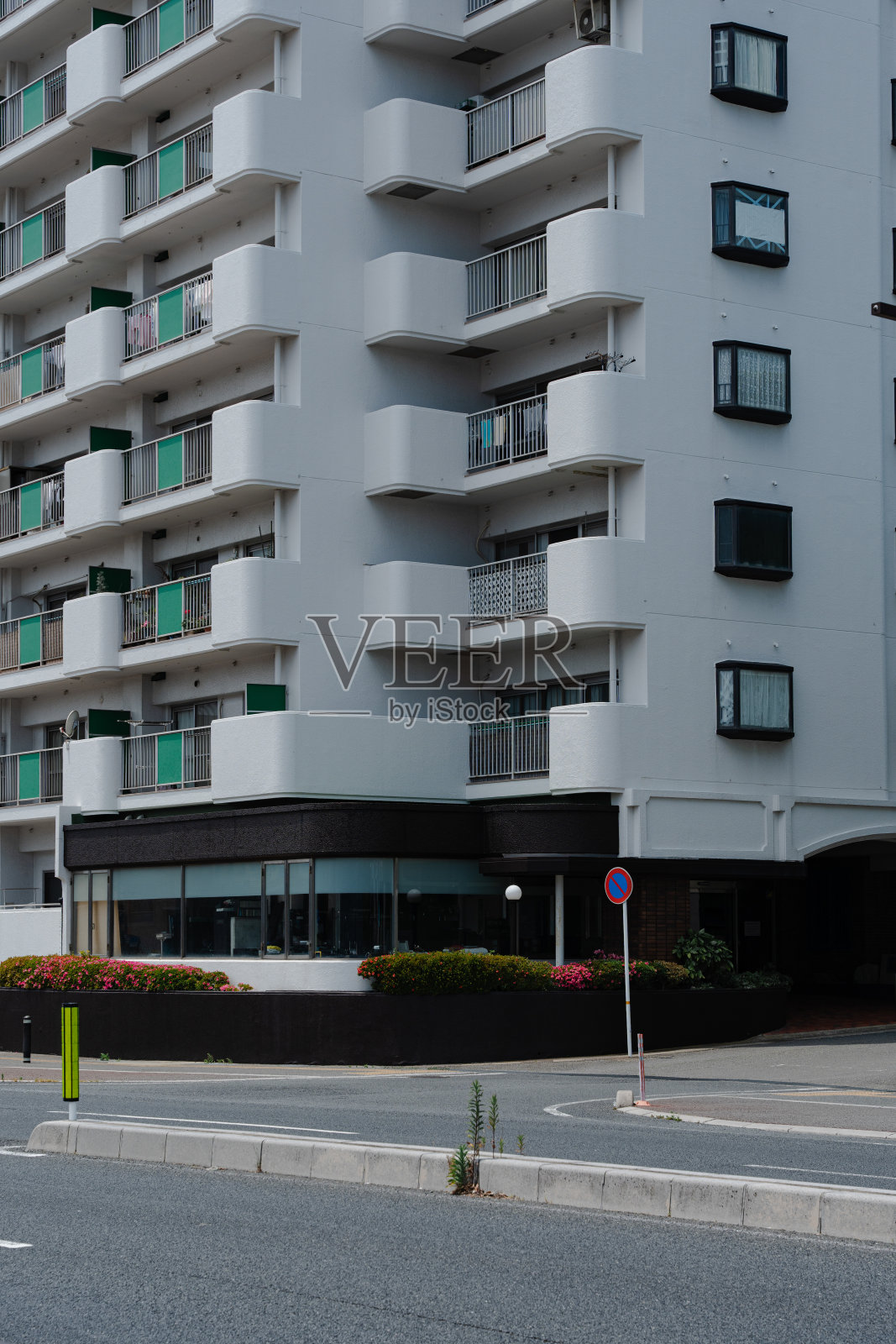 有阳台和窗户的高层住宅楼照片摄影图片