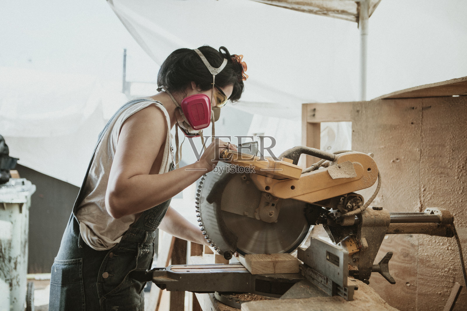 使用复合人字锯的女木匠照片摄影图片