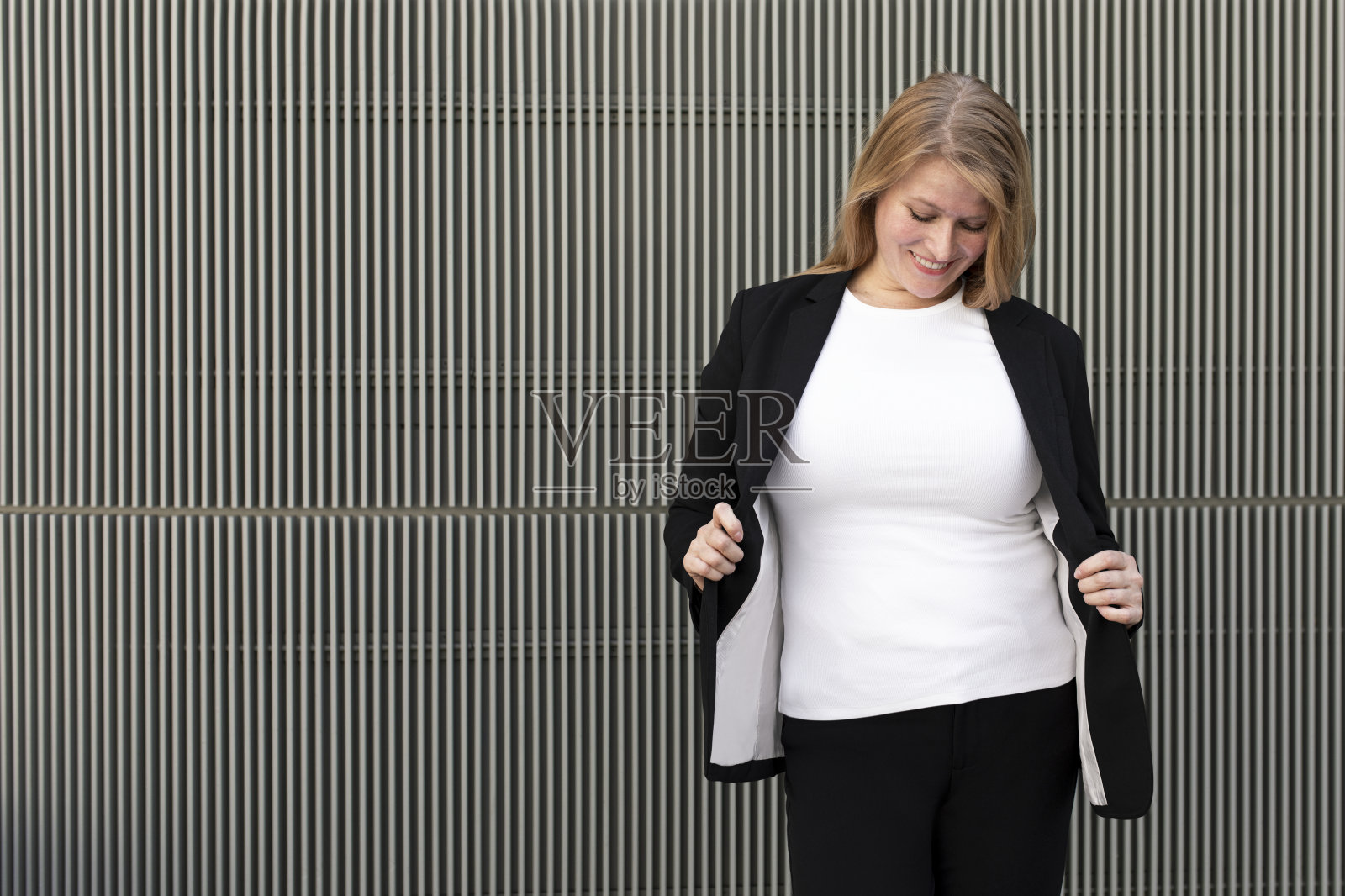 白色t恤服装加码女性黑色商务套装照片摄影图片