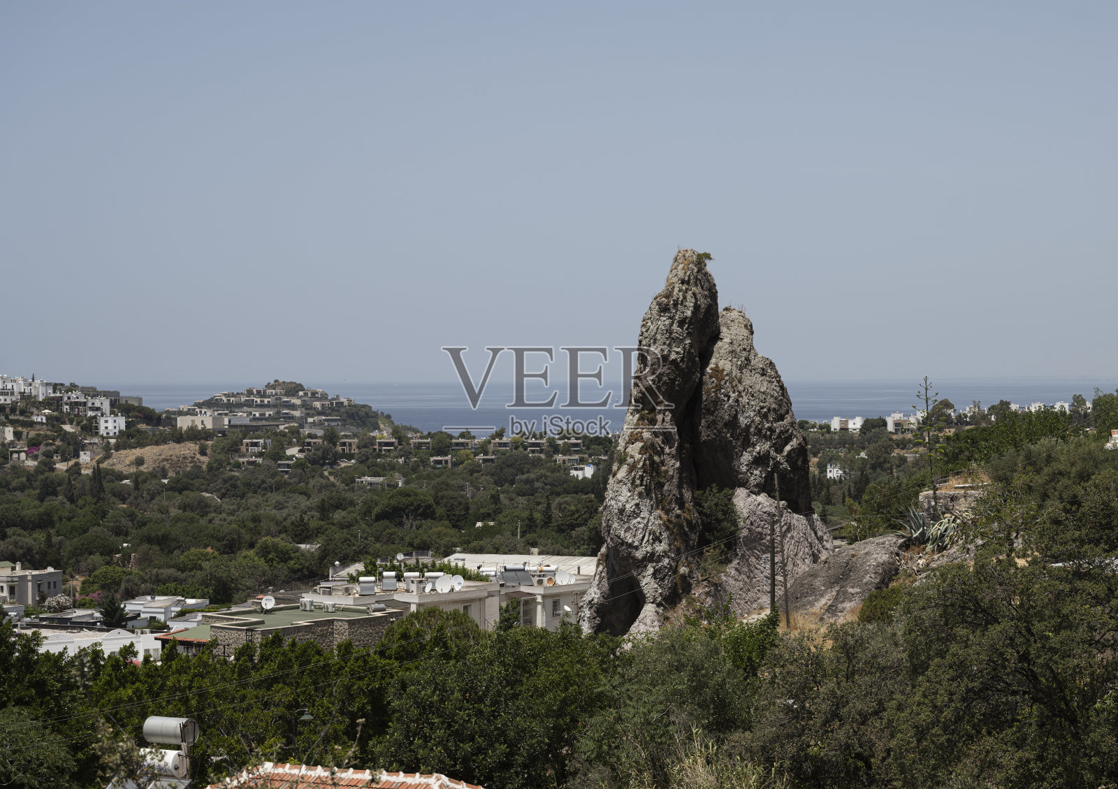 博德鲁姆，位于Muğla省的西南角，是一个迷人的沿海城镇，拥有丰富的历史，令人惊叹的自然美景，和充满活力的夜生活照片摄影图片