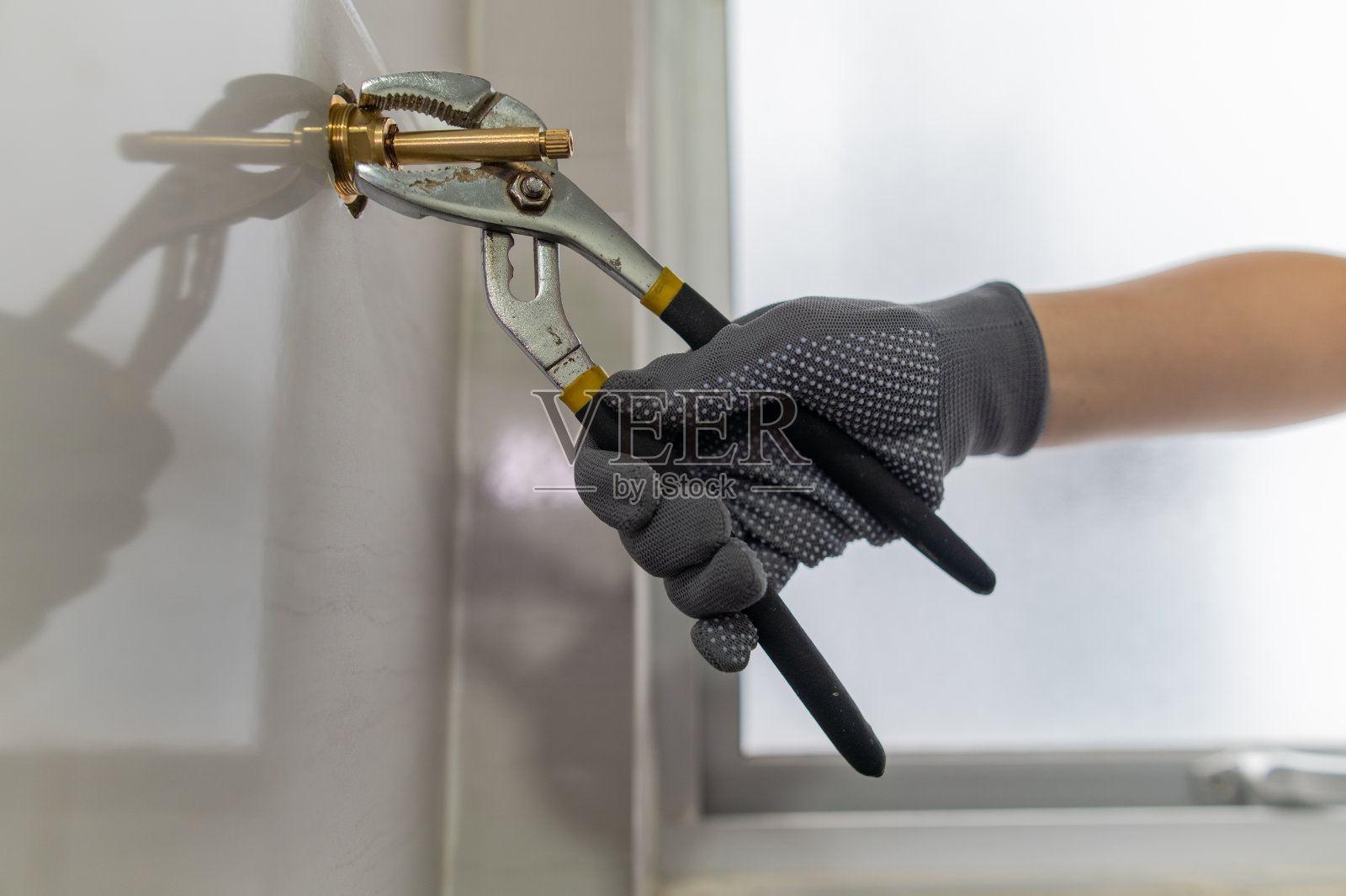 旋塞上的关闭扳手照片摄影图片