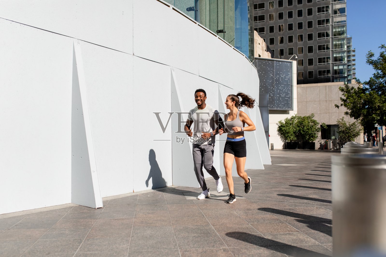 男人和女人一起跑照片摄影图片