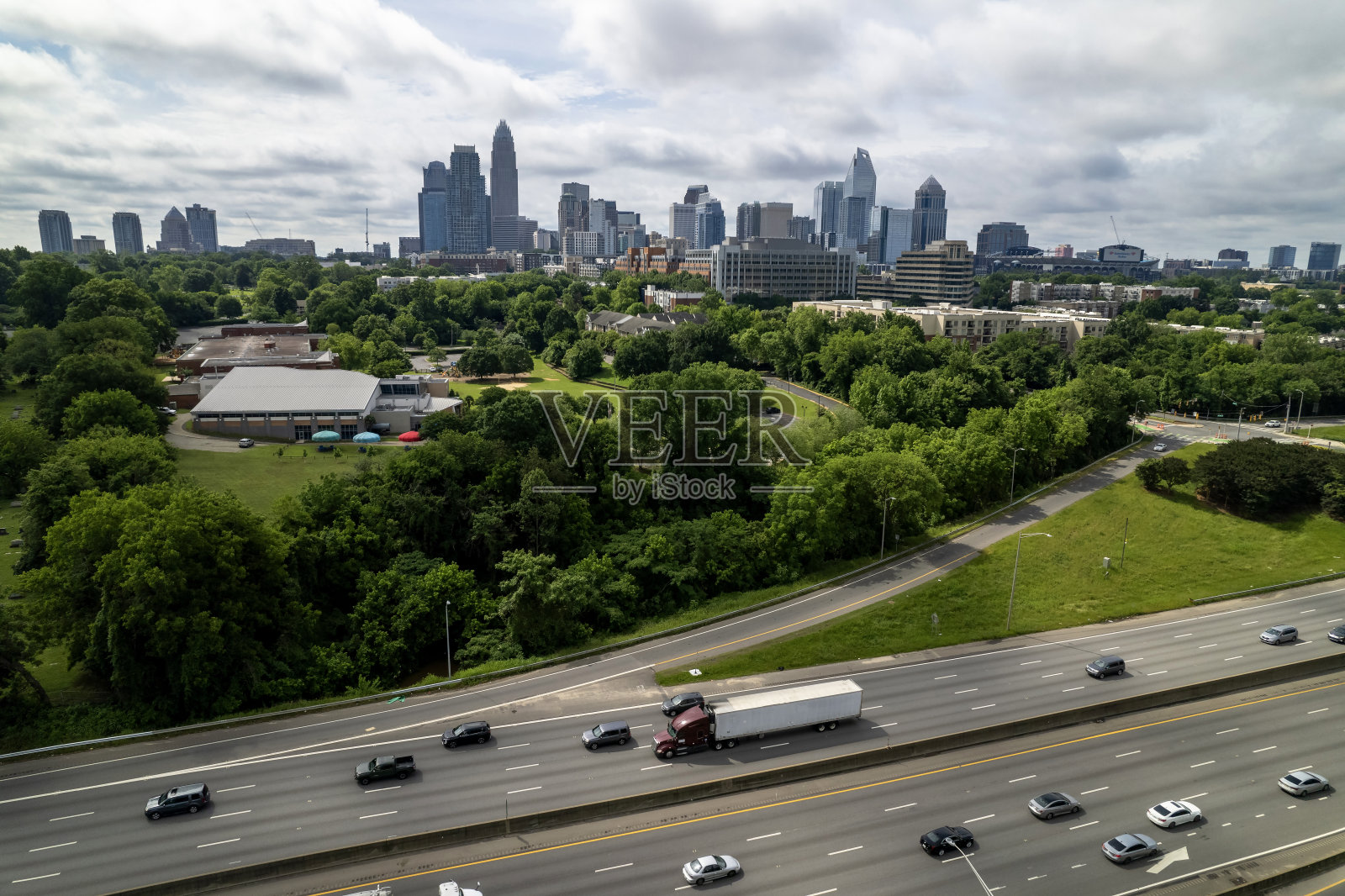 公路和城市天际线鸟瞰图照片摄影图片