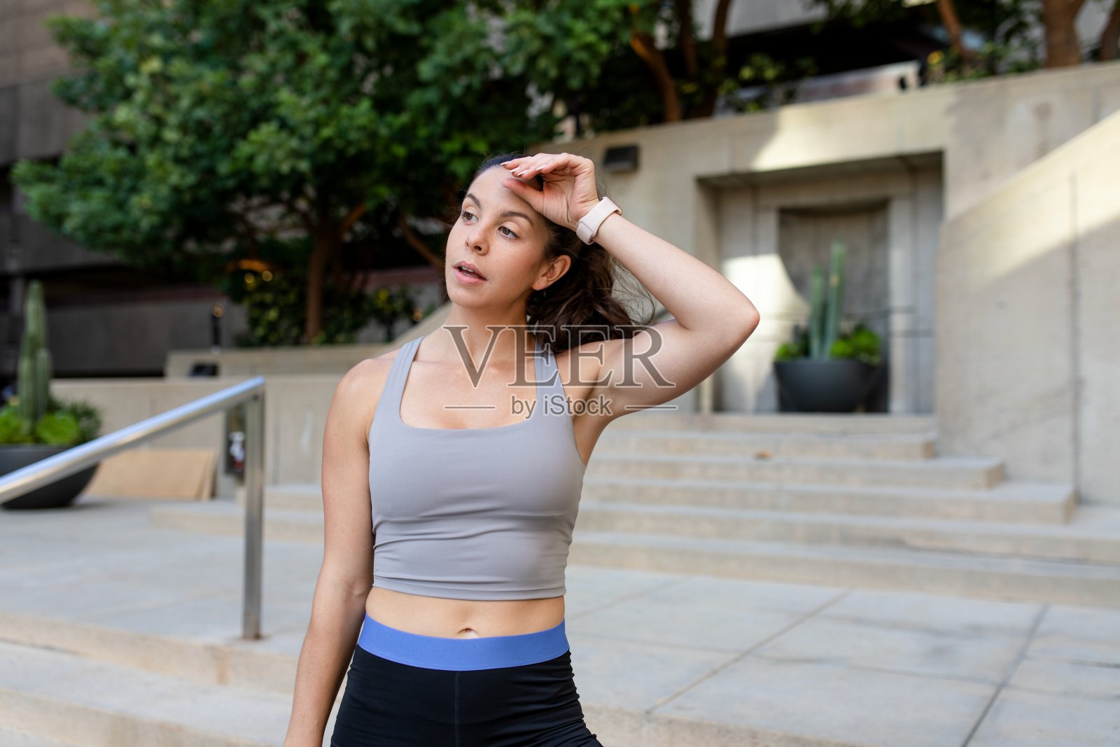 活泼的女人，双手举过头顶照片摄影图片