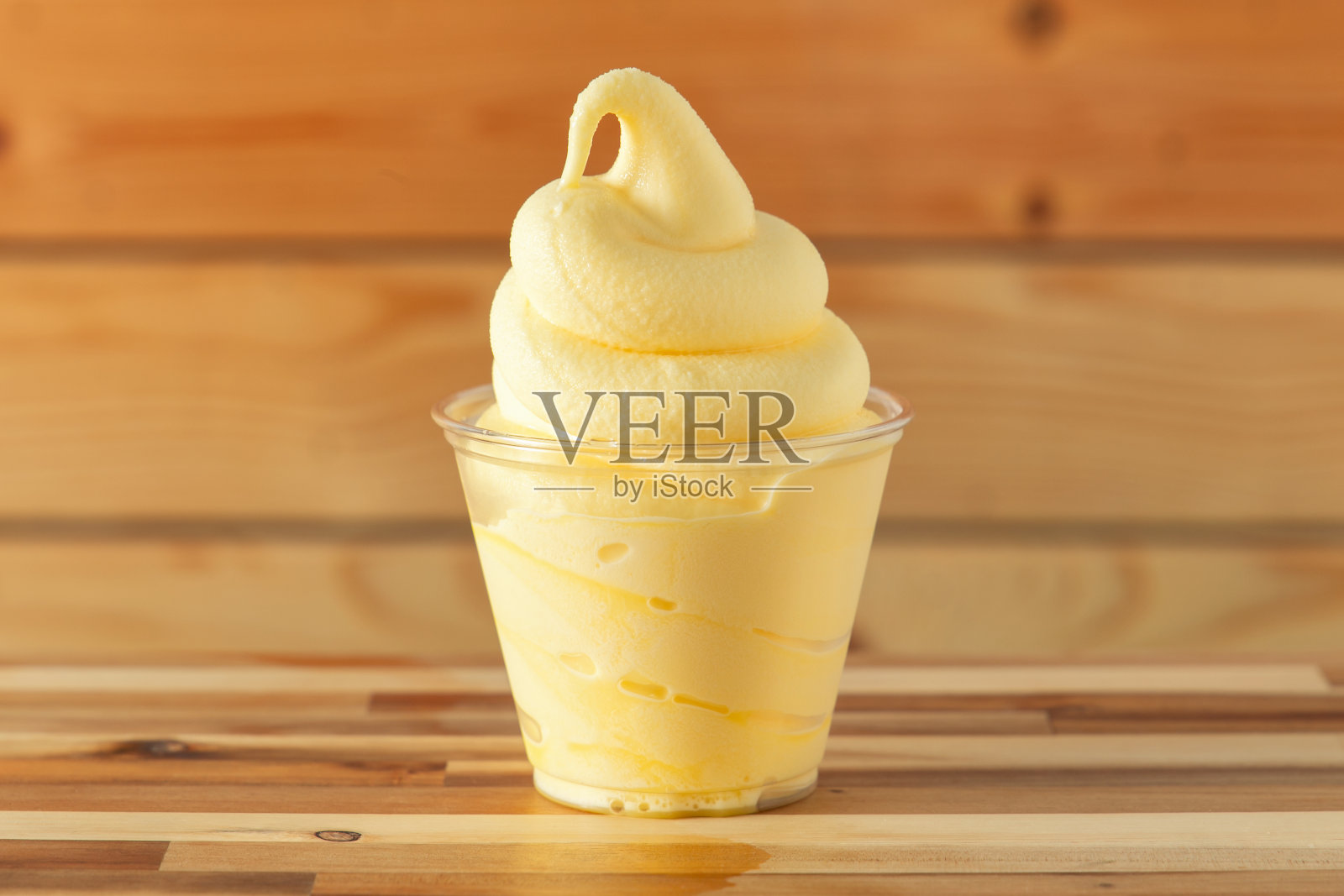 多乐菠萝软冰淇淋照片摄影图片