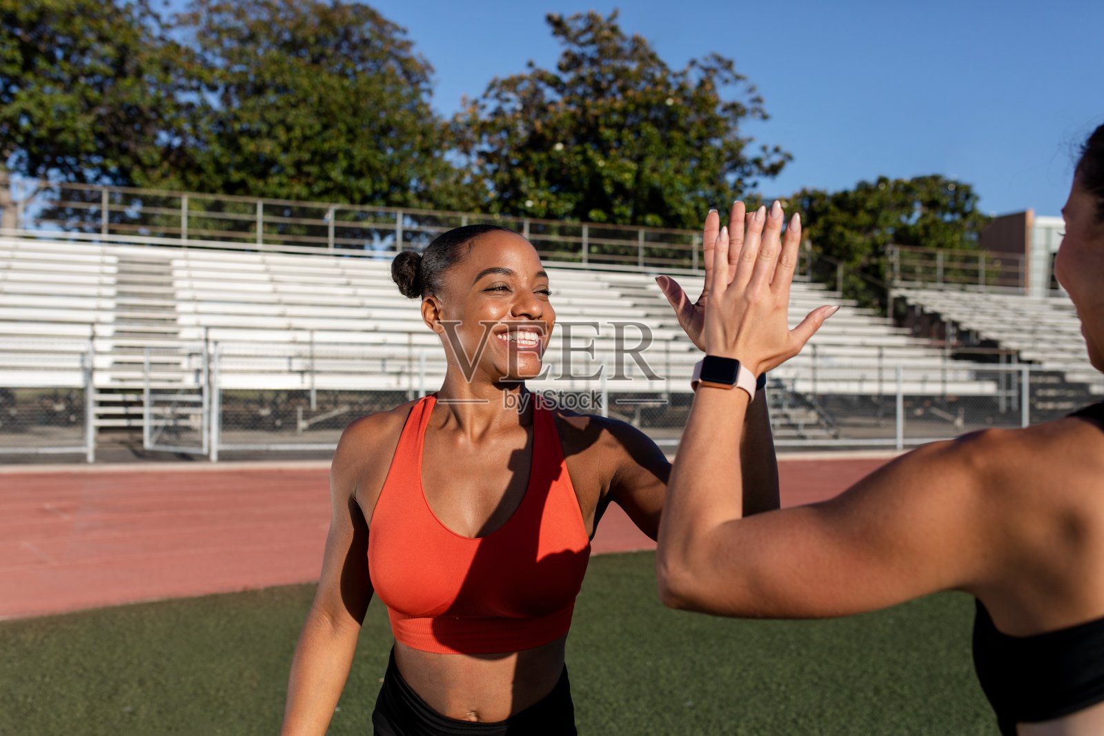 队友击掌照片摄影图片