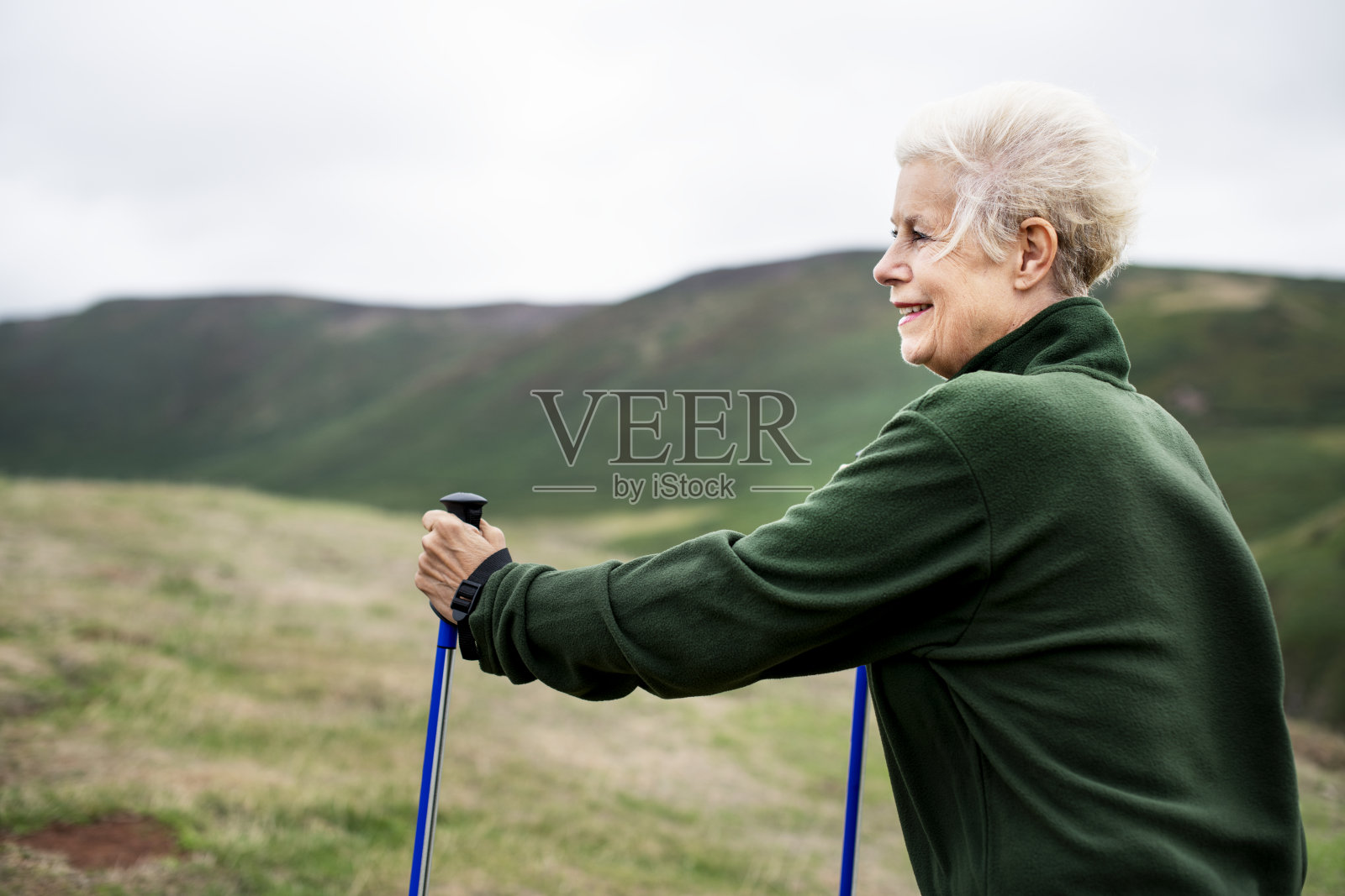 拿着登山杖的老妇人照片摄影图片