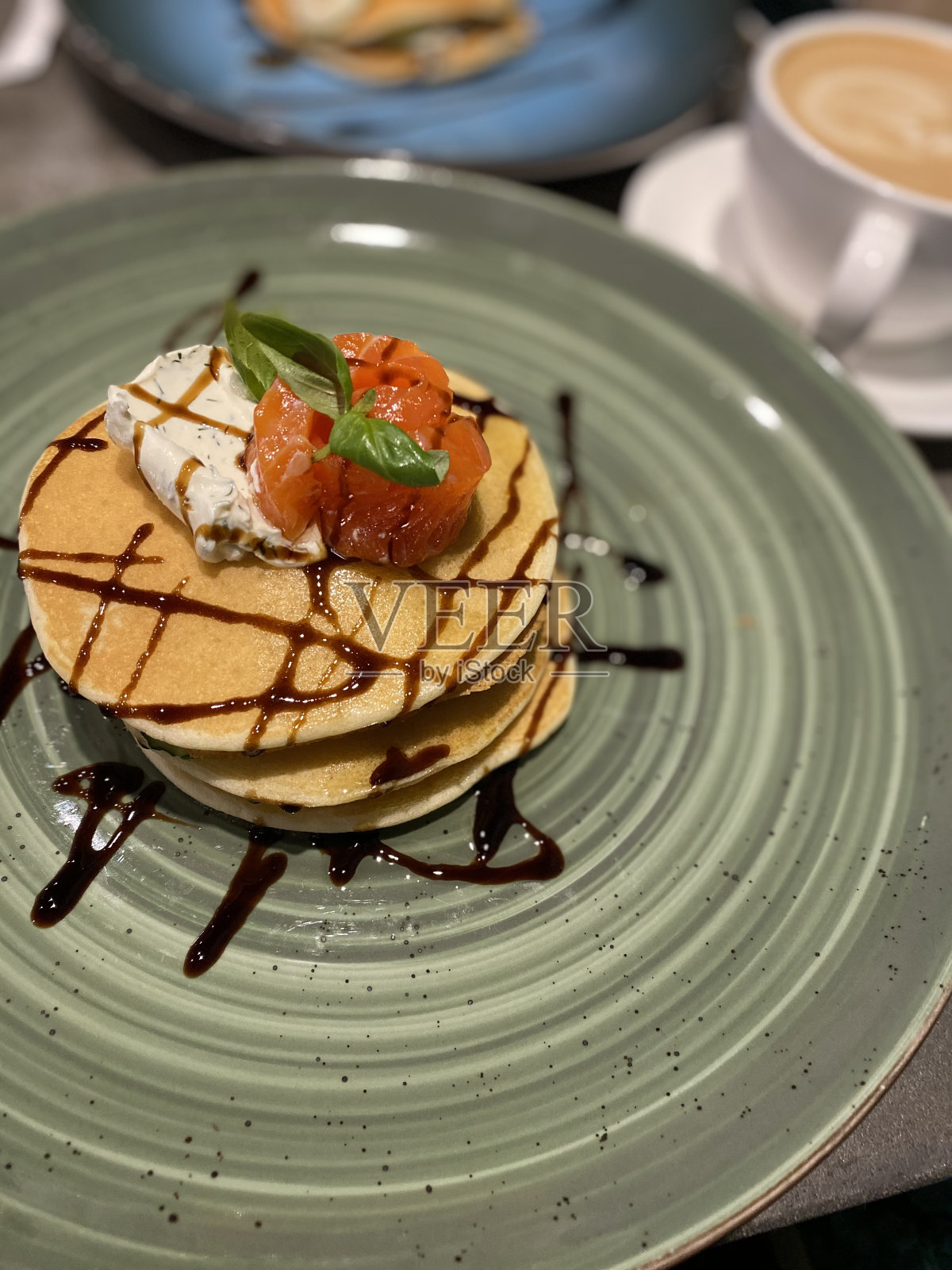 三文鱼煎饼照片摄影图片