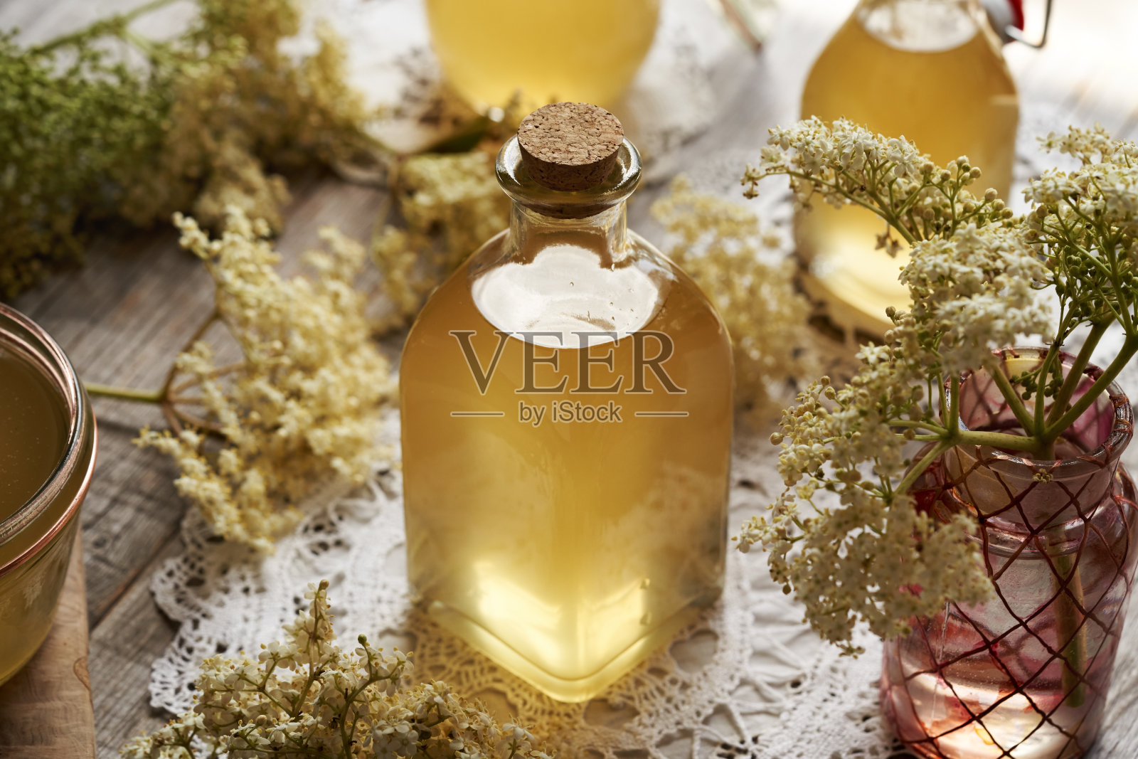 一瓶自制的接骨木花糖浆，配上新鲜的黑参花照片摄影图片