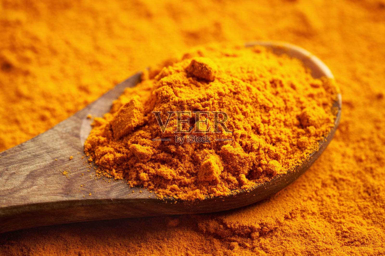 干姜黄根粉放在勺子上照片摄影图片