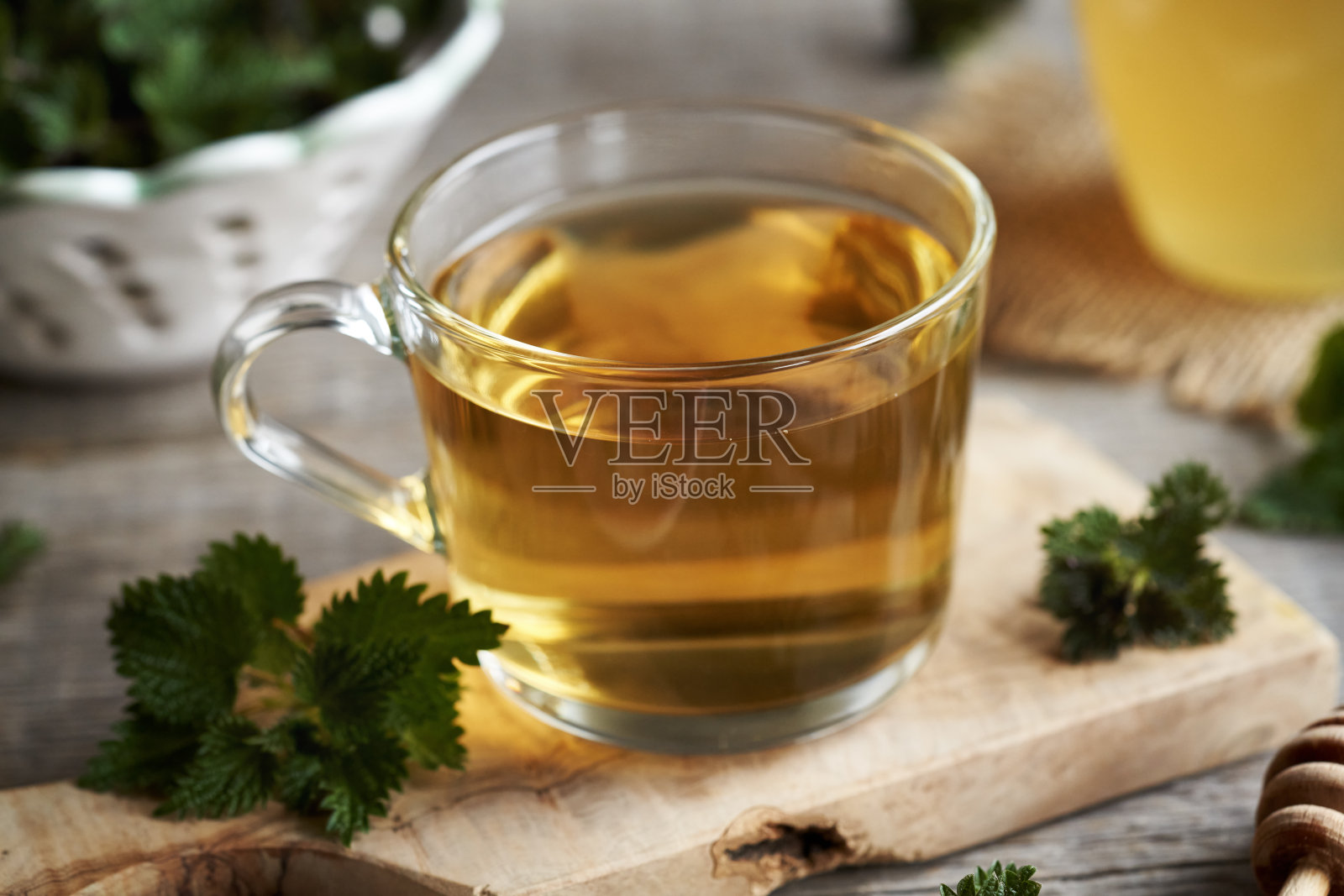 用玻璃杯盛荨麻茶照片摄影图片