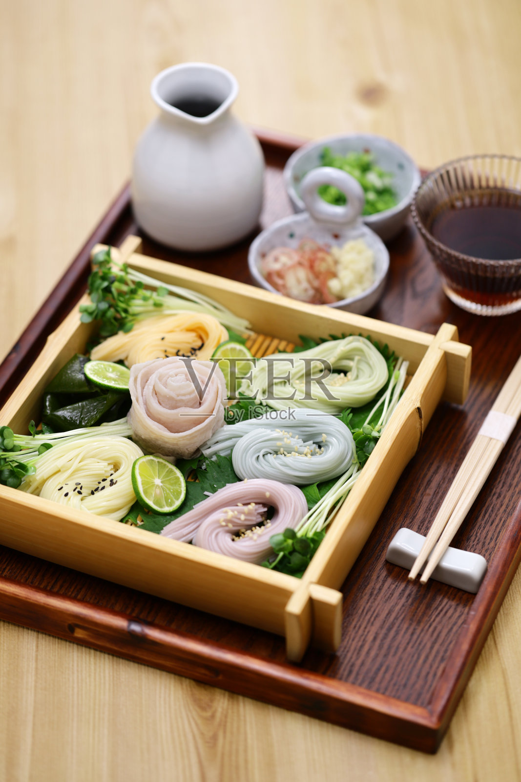 日本用小麦做成的细面，叫索门。清凉的夏季食物。猪肉涮锅。照片摄影图片