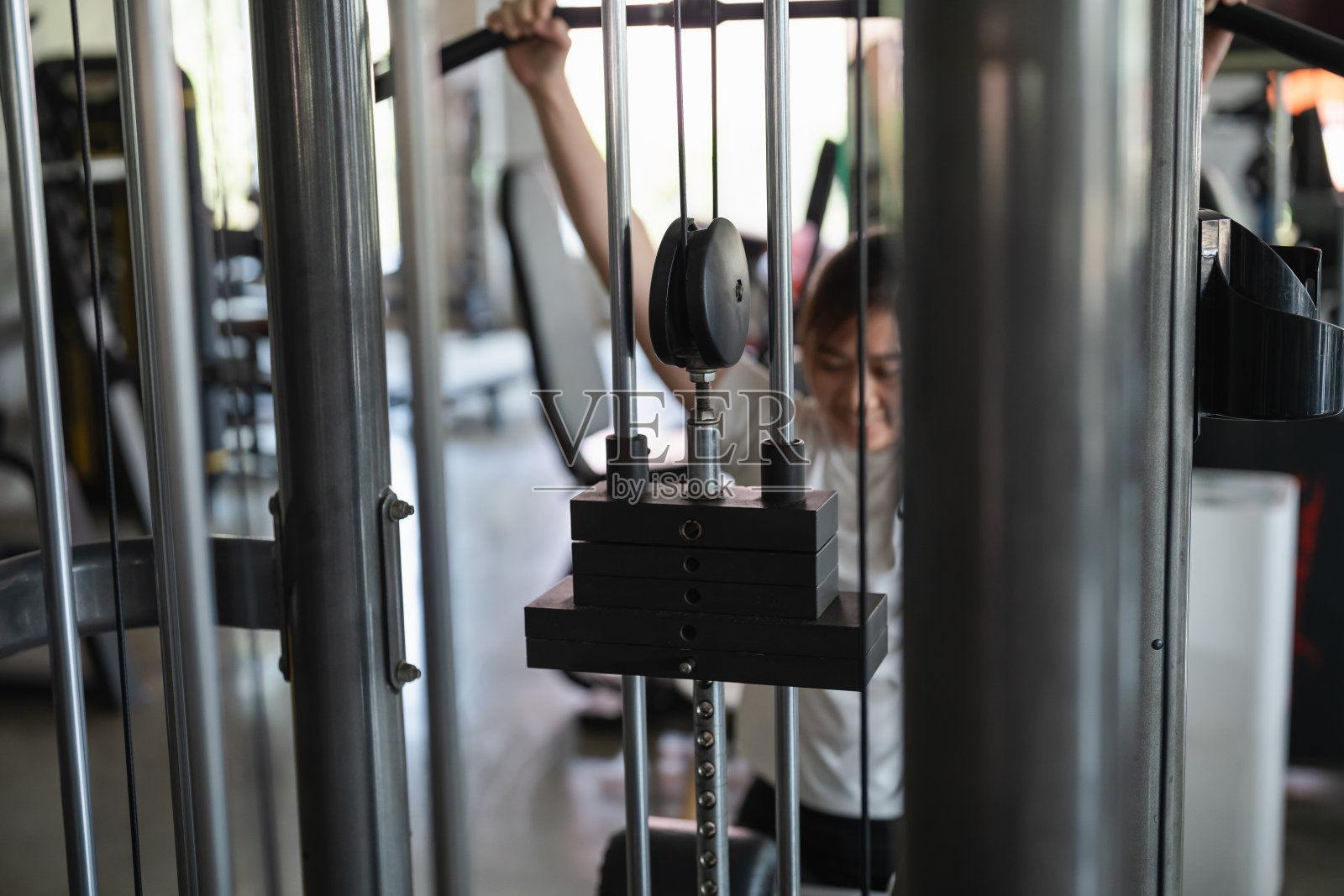 一个年轻人正在举重机上锻炼照片摄影图片