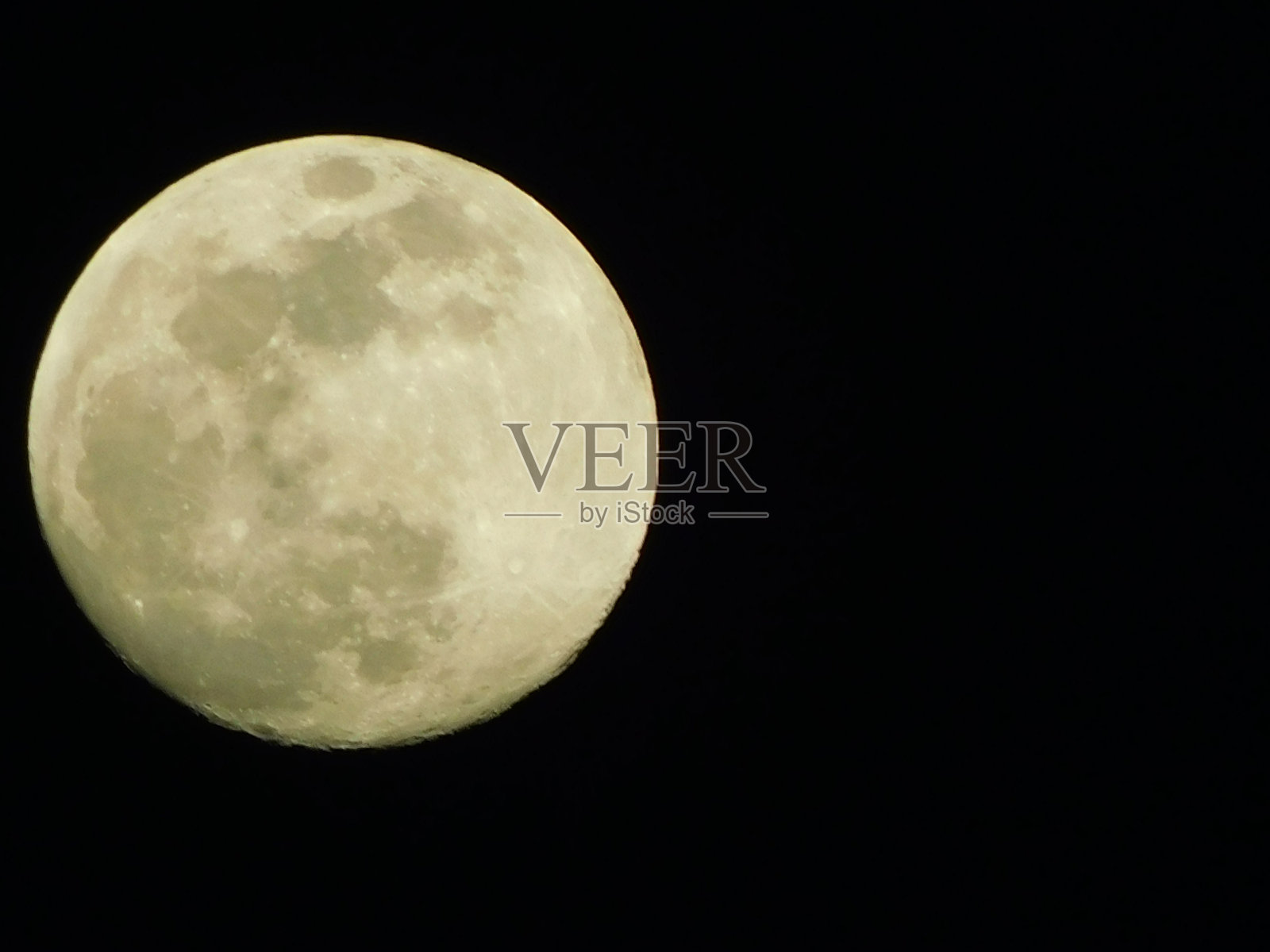 满月在背景黑色的天空照片摄影图片