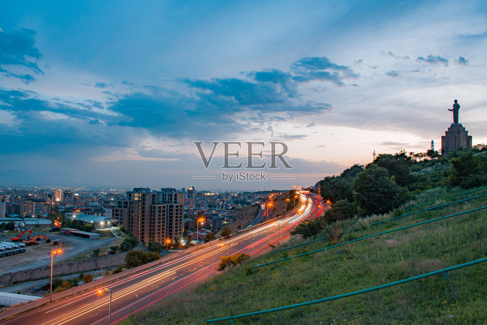 埃里温市交通的长期曝光照片摄影图片