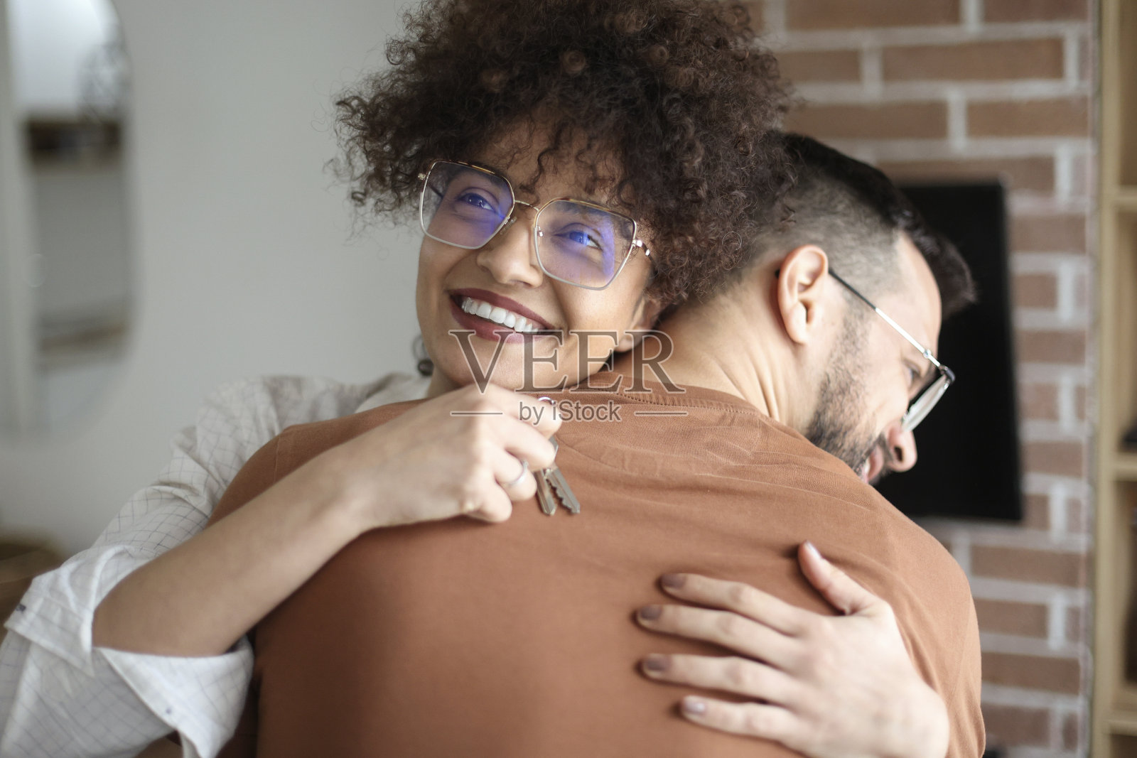 年轻夫妇庆祝买房照片摄影图片