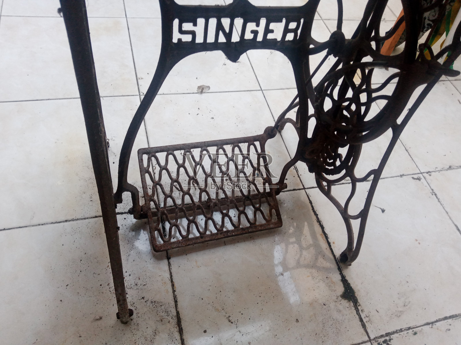 一台旧缝纫机照片摄影图片