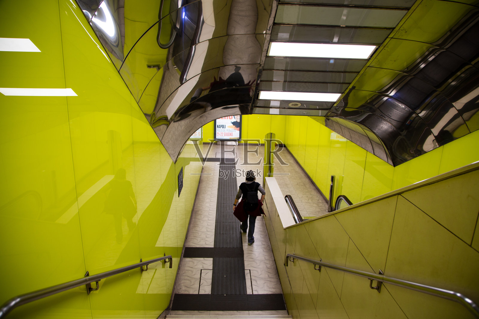 地铁自动扶梯照片摄影图片