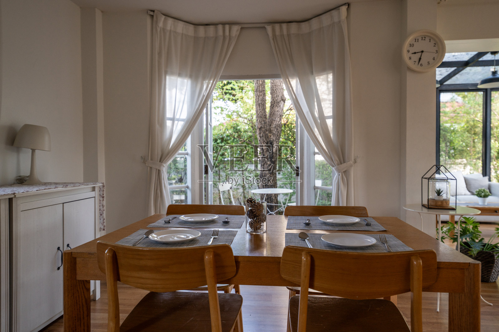 用餐空间准备一个亲密的聚会照片摄影图片