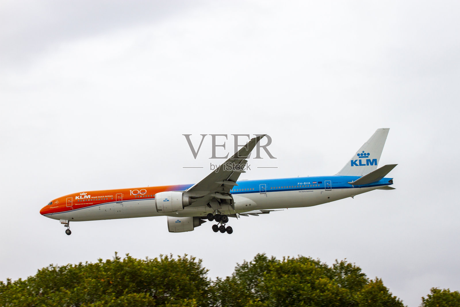 荷兰皇家航空公司(Reg PH-BVA)的一架波音777-306ER飞机橙色骄傲涂装降落在新加坡樟宜国际机场。照片摄影图片