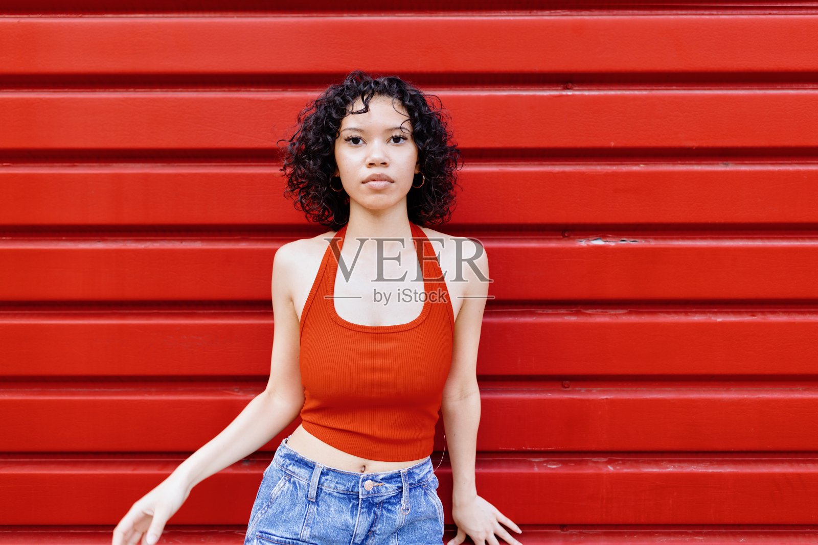 红色背景上的雌性特写照片摄影图片