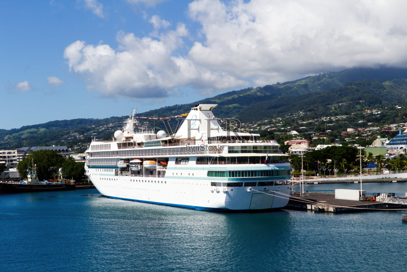 停泊在法属波利尼西亚帕皮提码头的游轮照片摄影图片