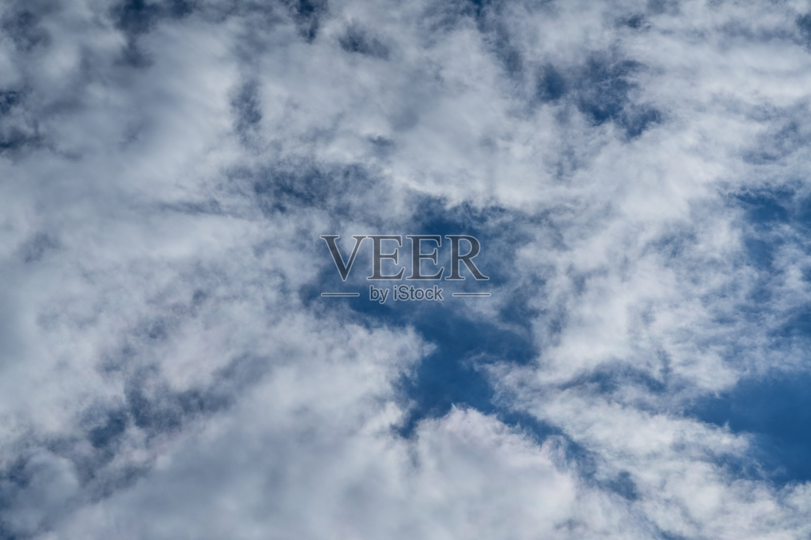 夏日晴朗的日子里，蓝天白云密布照片摄影图片