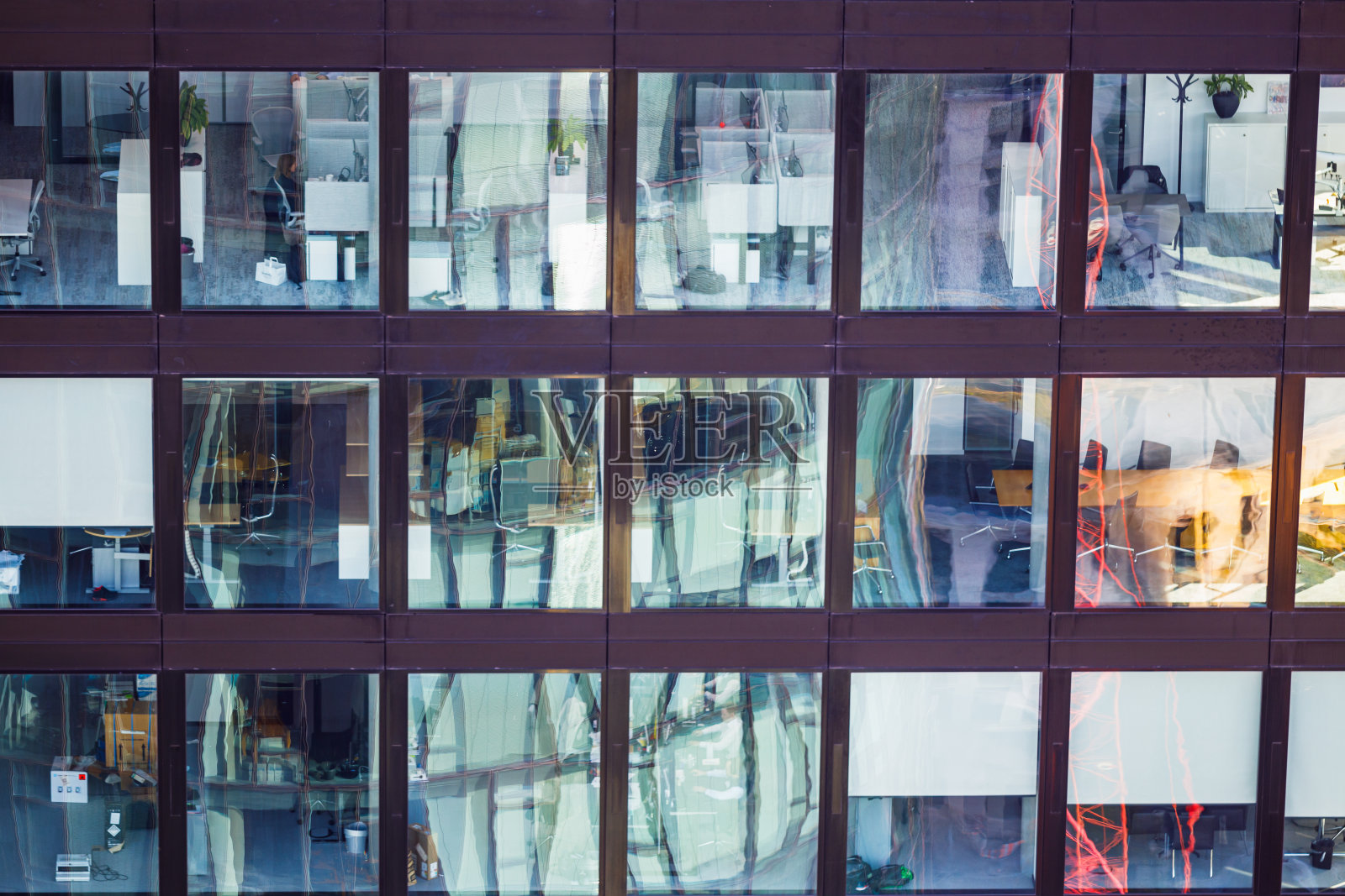 办公楼外立面窗户采用玻璃和钢制，全框架照片摄影图片