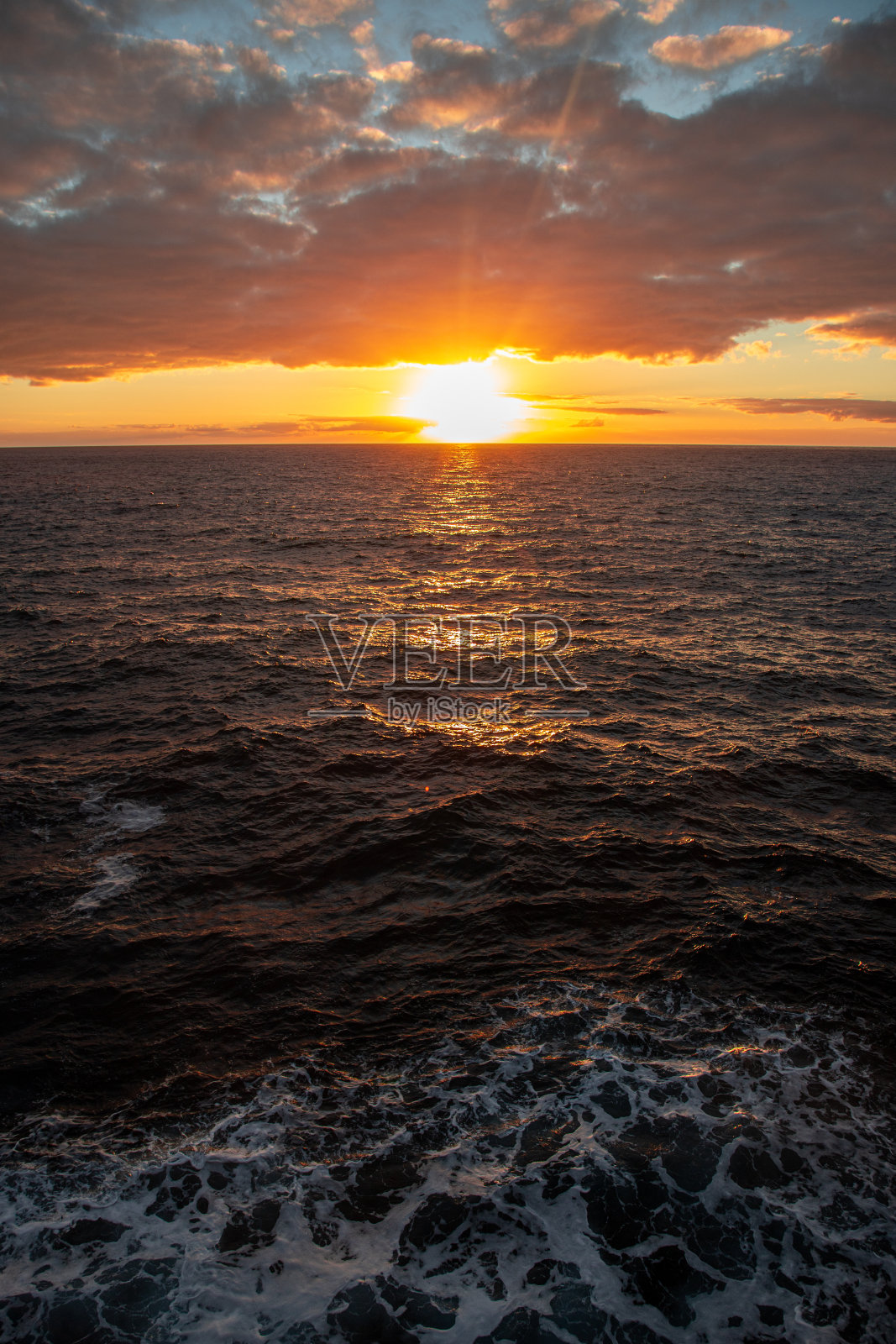天堂发现:迷人的夏威夷景观在大岛和毛伊岛特色火山海滩，郁郁葱葱的绿色植物，棕榈树，瀑布，熔岩田，风景秀丽的驱动器，壮观的日落和日出，海岸悬崖照片摄影图片