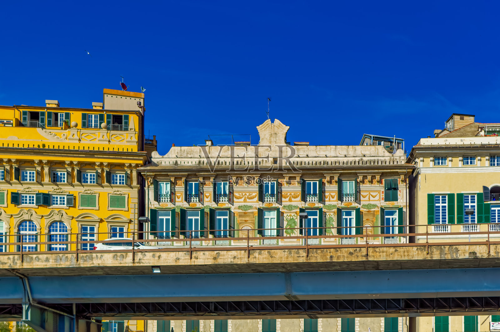 意大利热那亚市中心的日常建筑场景。照片摄影图片