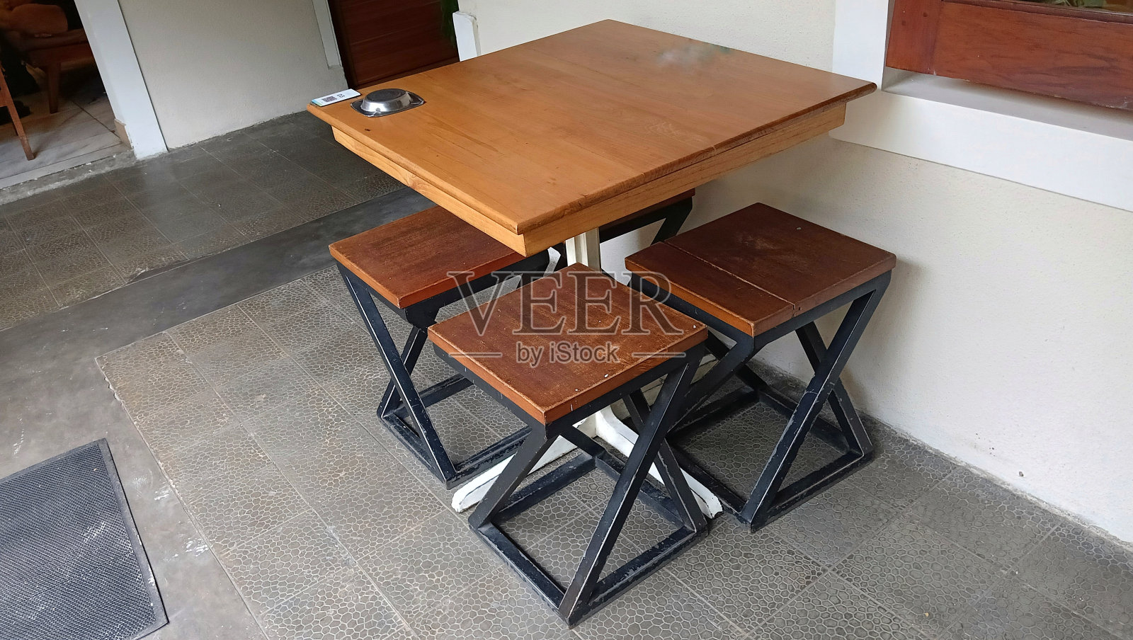 空的木椅和桌子家具。咖啡馆室内。照片摄影图片