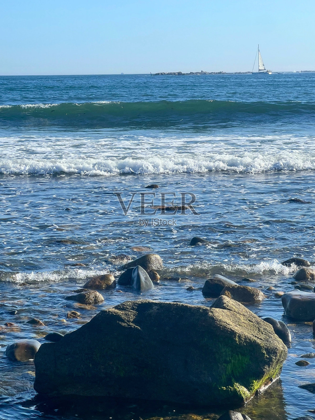 罗得岛纳拉甘西特海滩的大西洋美景和帆船照片摄影图片