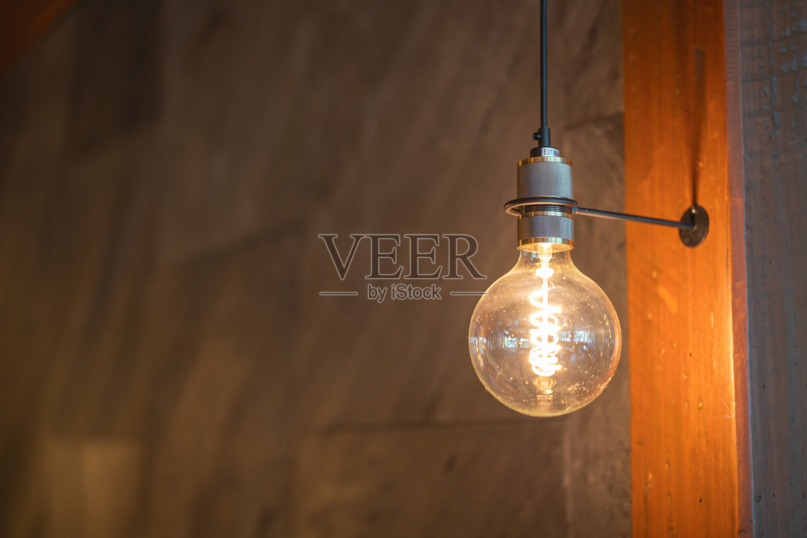 用于室内装饰的经典钨丝灯泡。照片摄影图片