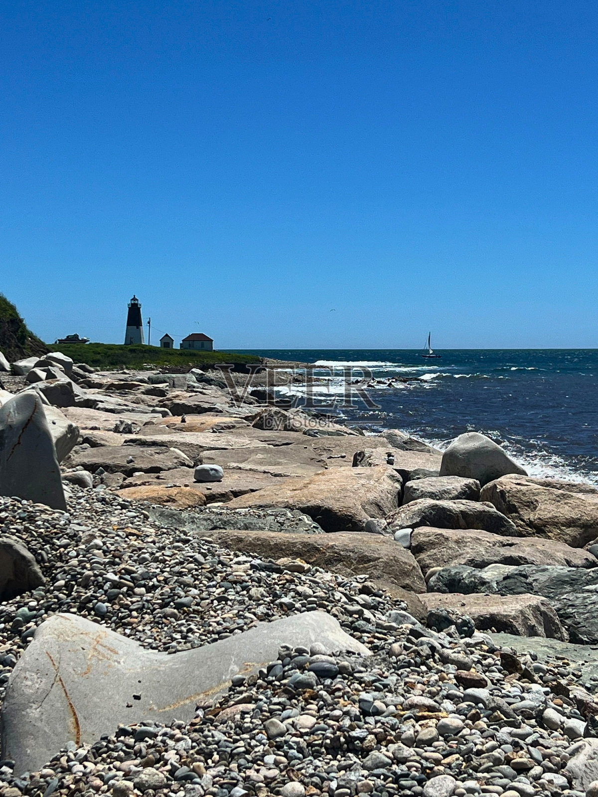 罗德岛纳拉甘西特夏季朱迪思灯塔与岩石海岸线的景色照片摄影图片