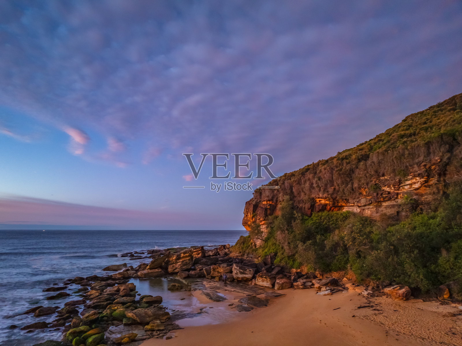 冬季海景在海滩上与高和中等云层覆盖照片摄影图片