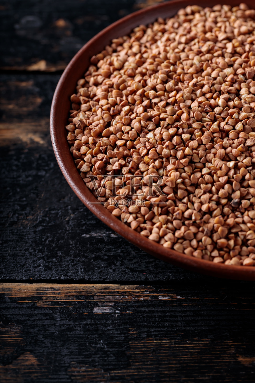 生荞麦粒在粘土板，复制空间照片摄影图片